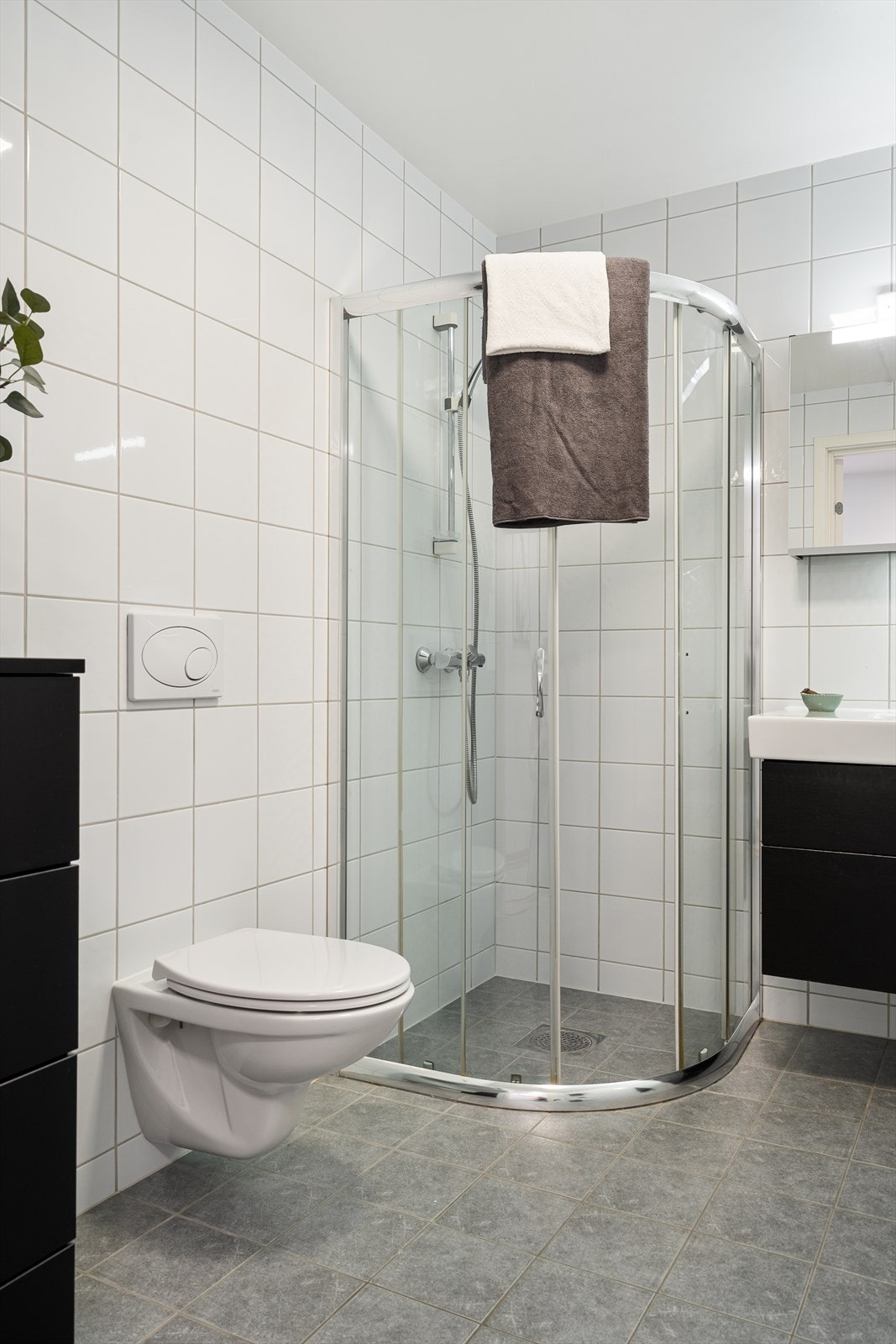 Gulvvarme på bad og god plass til møblering Galleribilde