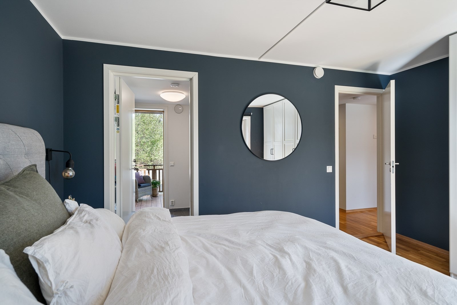 Her er det også skyvedørsgarderobe Galleribilde