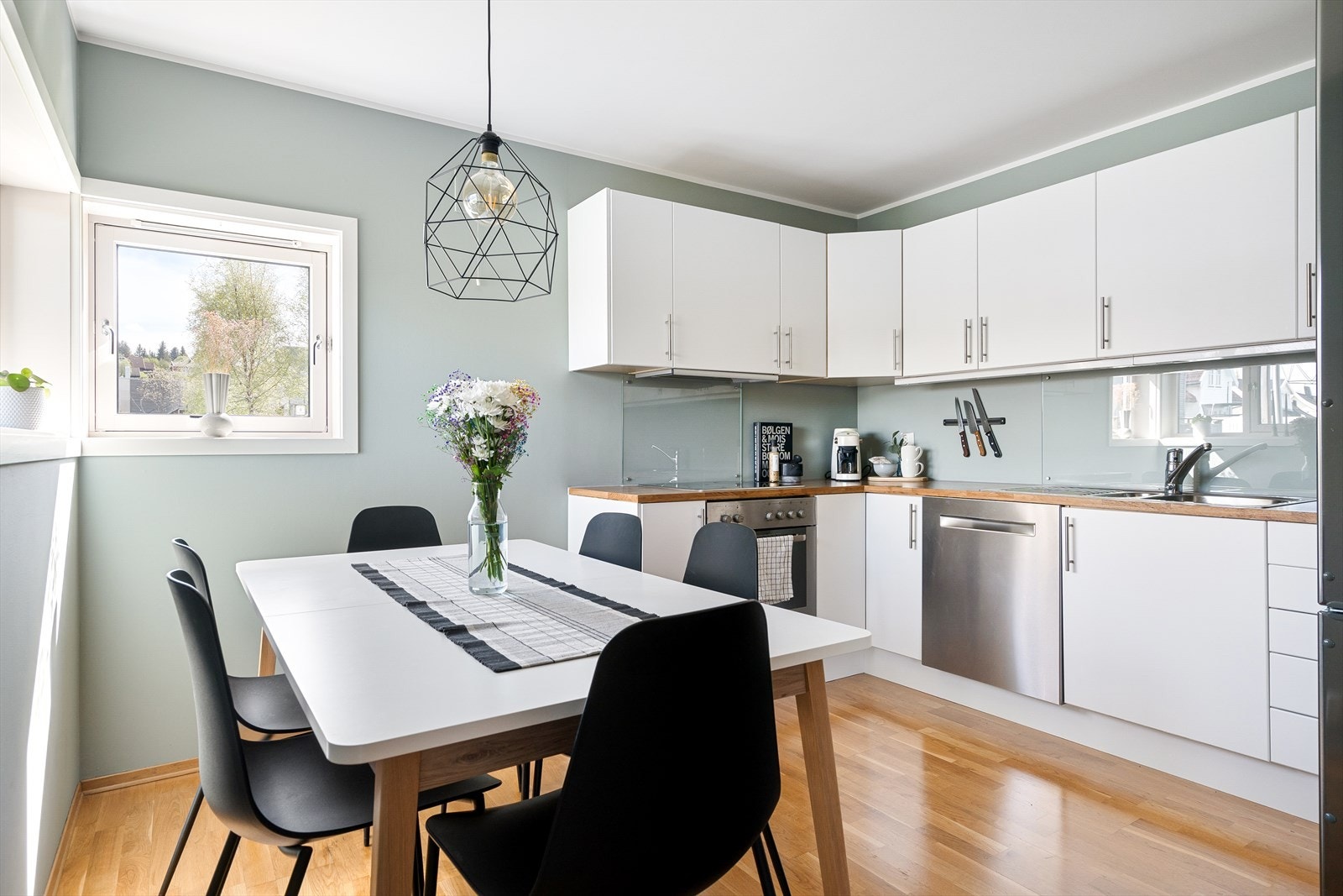 Her vil du få 2 soverom, kjøkken, stue, entré, bod, bad og vaskerom/bod med egen inngang. Galleribilde