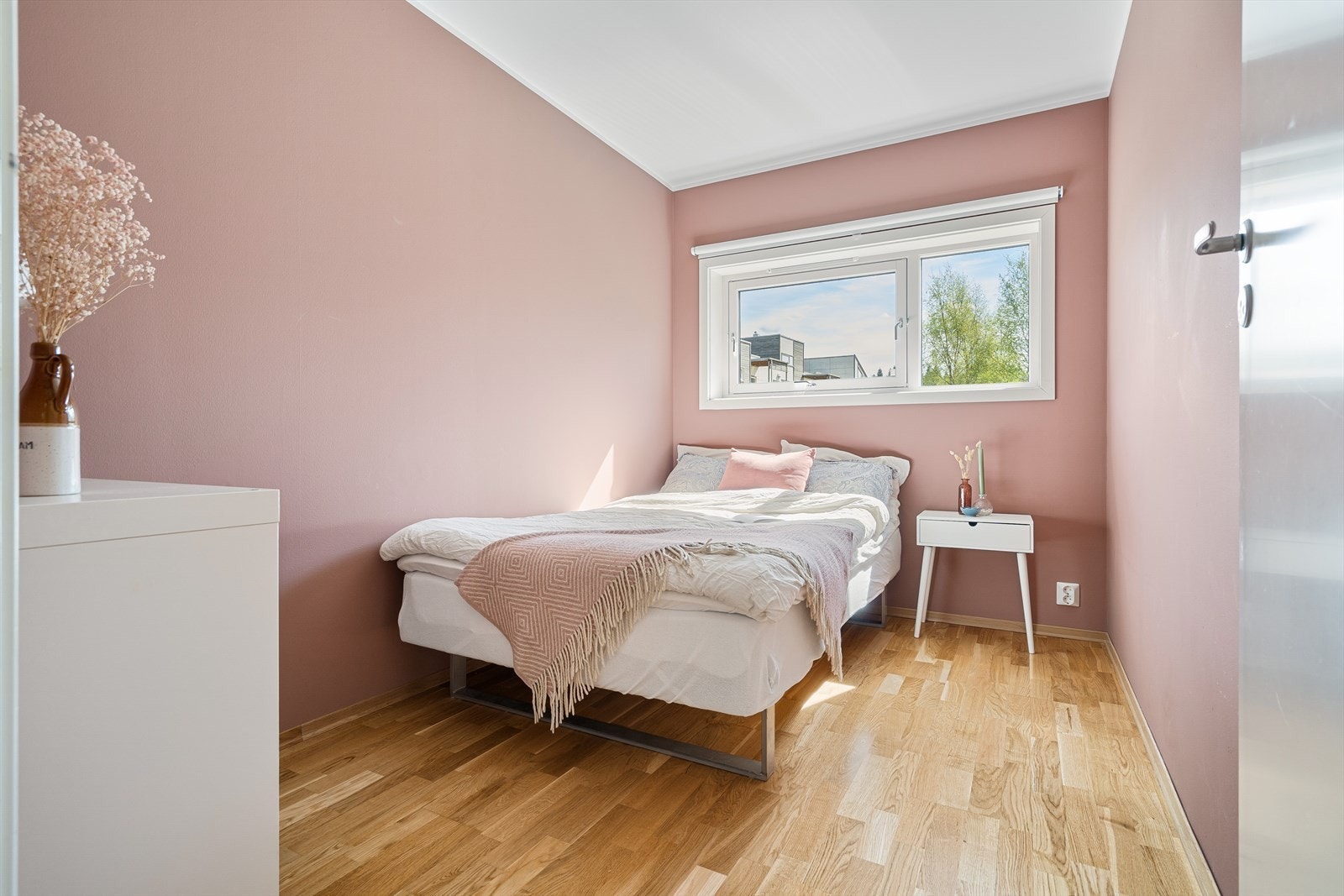 Leiligheten har 2 romslige soverom Galleribilde