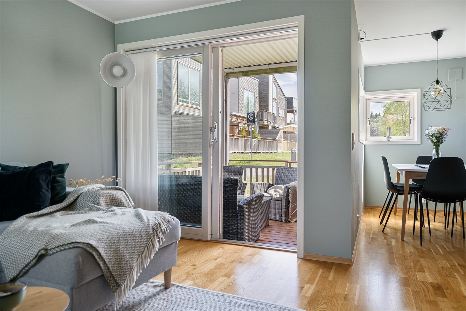 Fra stuen er det utgang til en flott takoverbygd terrasse Galleribilde