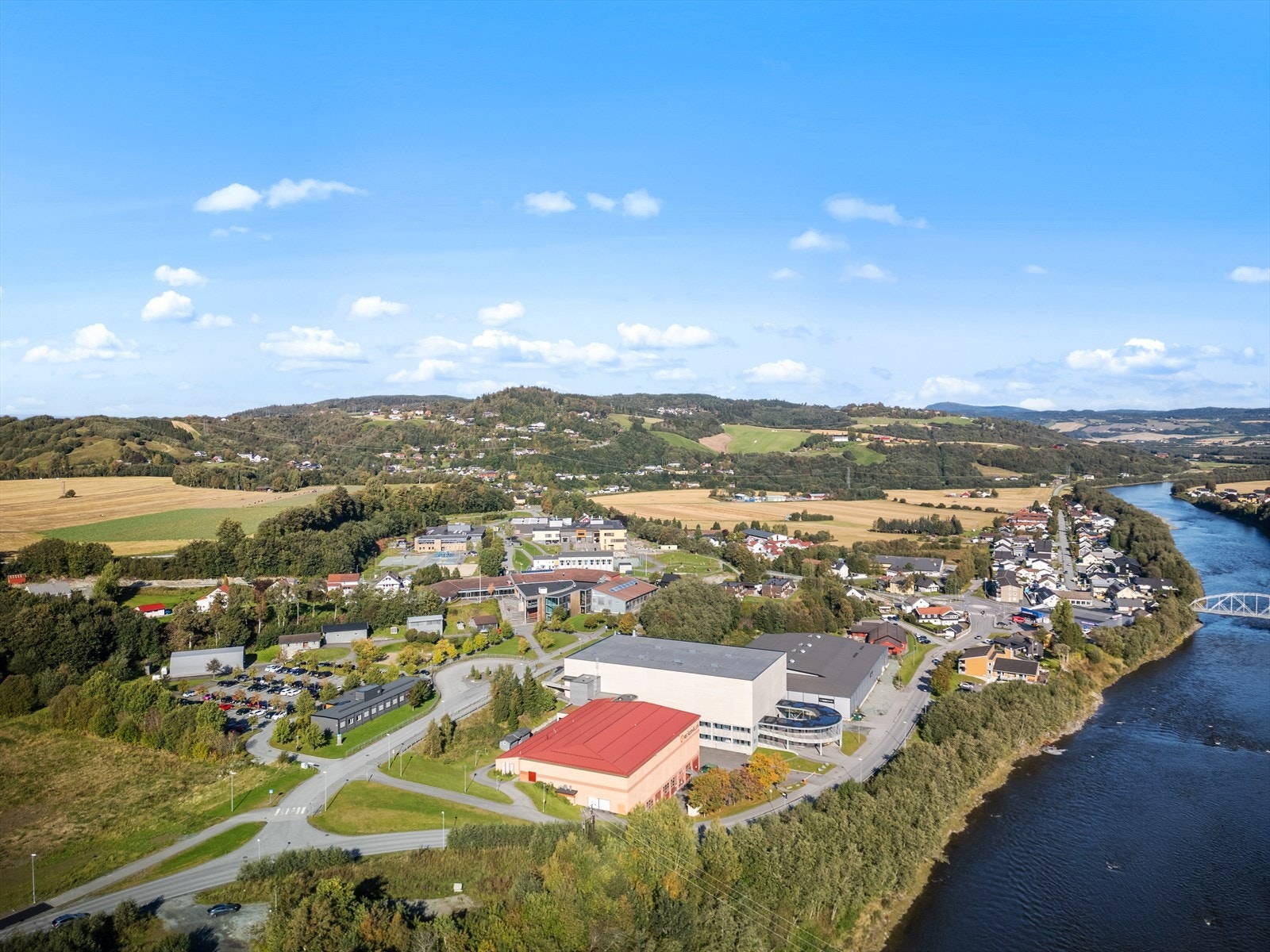 Ved Melhus sentrum ligger flere idrettshaller og ungdomsskole, samt Melhus VGS Galleribilde