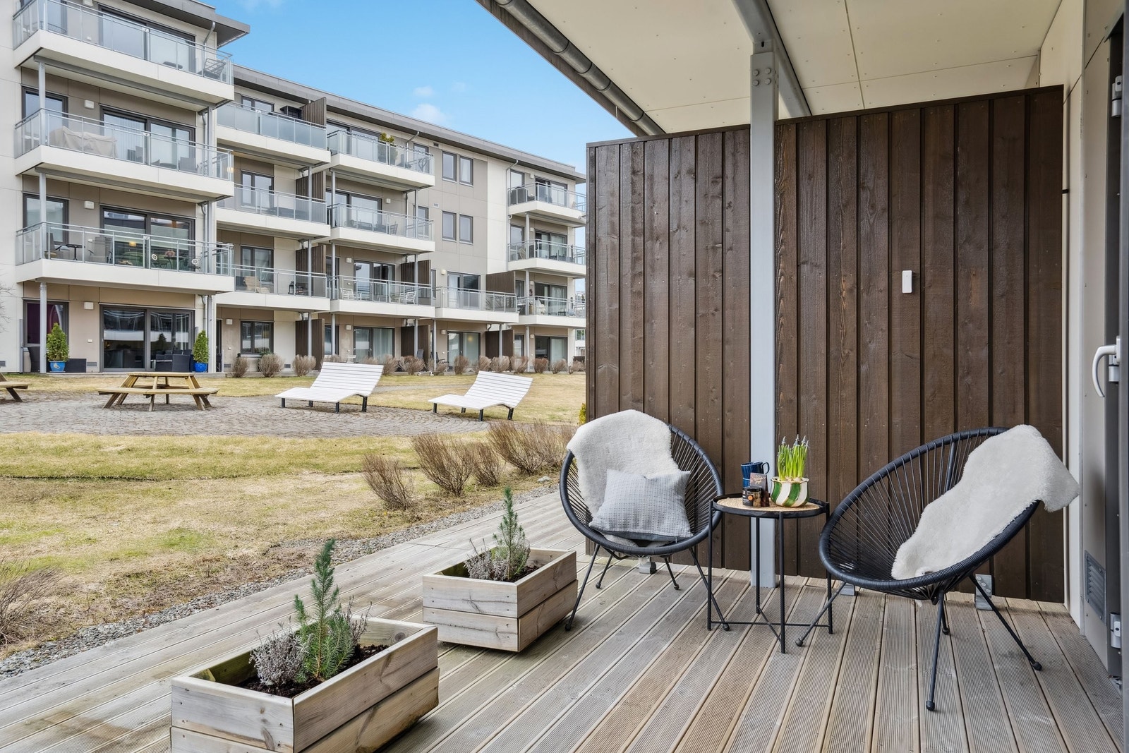 På terrassen er det etablert stikkontakt og utebelysning. Galleribilde