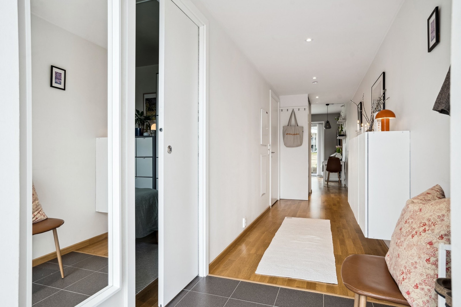 Entréen har gulvvarme og god plass til oppbevaring av yttertøy og sko. Galleribilde