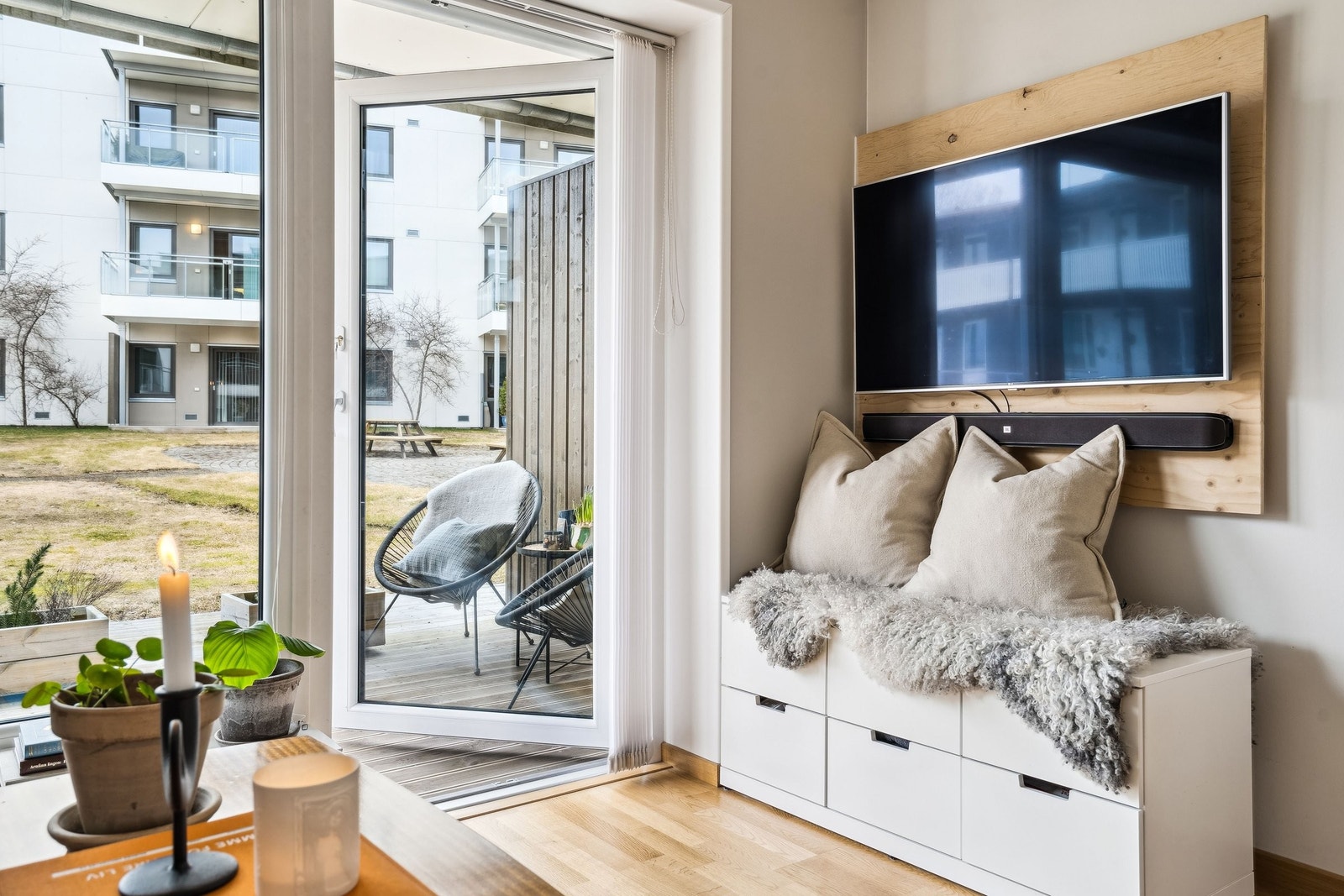 Direkte utgang til en romslig delvis takoverbygget terrasse på 12 kvm. En fin forlengelse av stuen på sommerhalvåret. Galleribilde