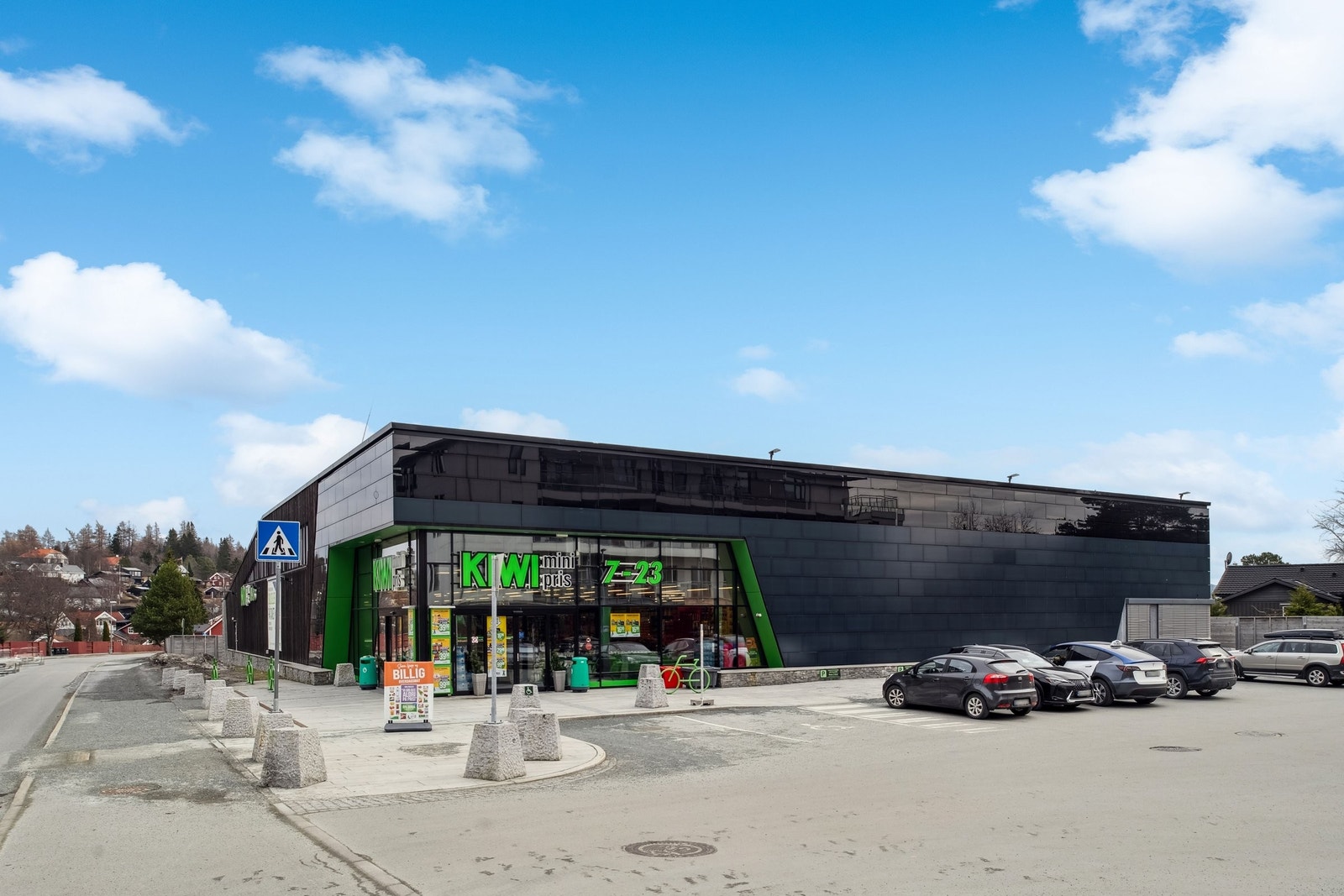Dagligvarebutikk i umiddelbar nærhet. Søndagsåpne Bunnpris Ugla og Coop Extra ligger kun 7 minutters gange unna. I tillegg finnes det et godt utvalg servicetilbud på Byåsen butikksenter, Stavset senter og Sverresborg senter. Galleribilde