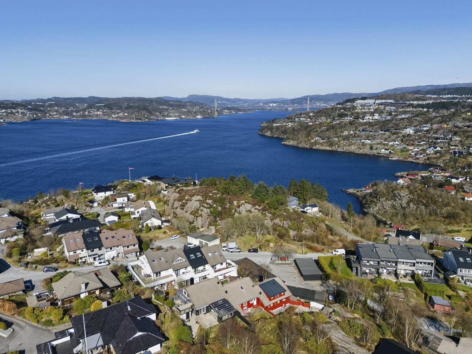 Hyggelig og rolig nabolag med kort vei til det meste. Galleribilde