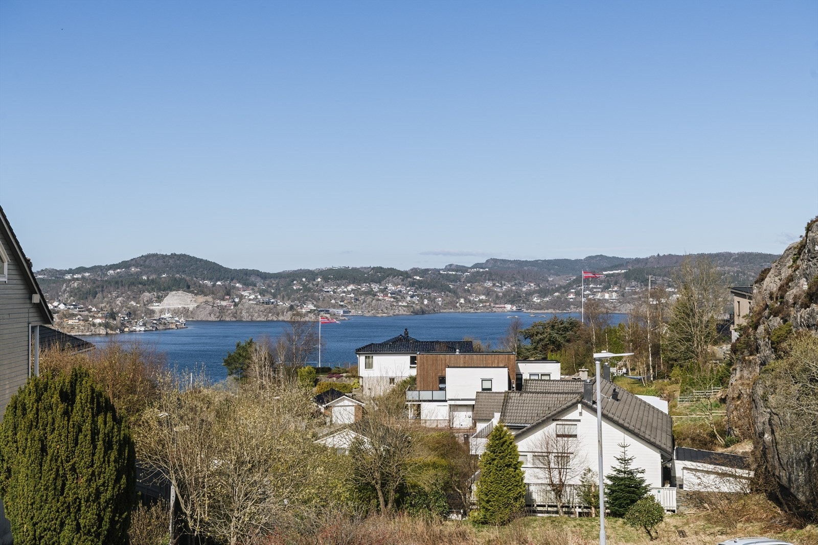Herlig utsikt fra stuen mot innseilingen til Bergen. Galleribilde