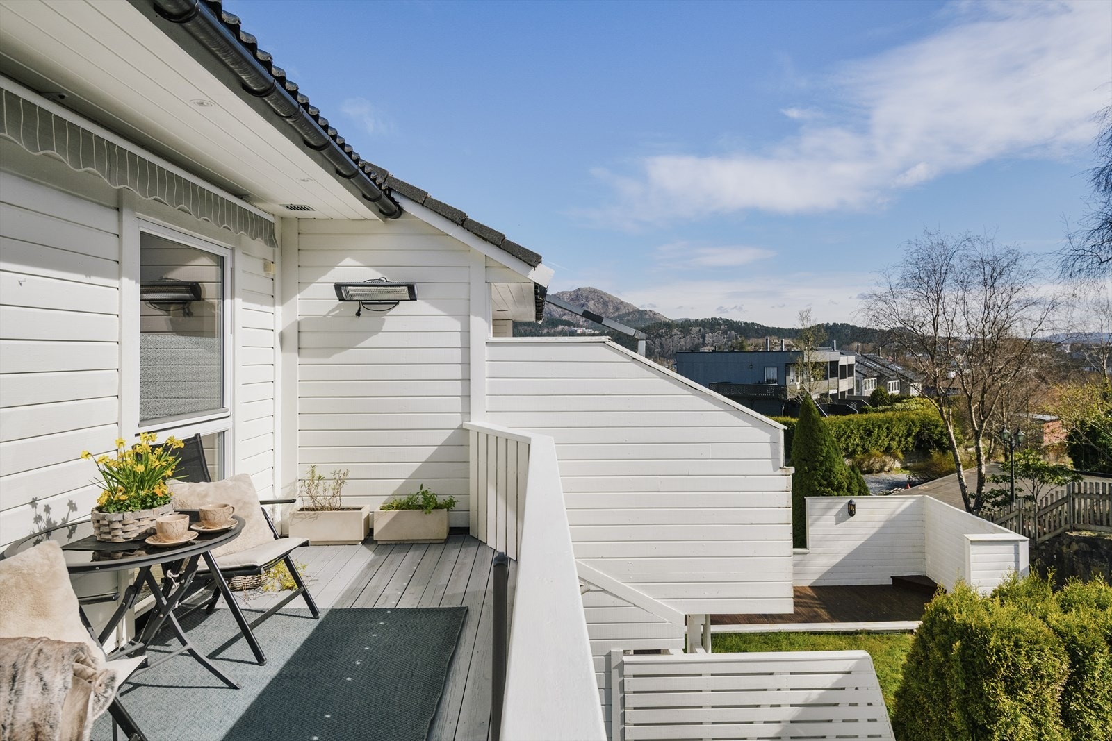Lun og koselig altan utenfor kjøkkenet med sol på ettermiddag og kveld frem til ca kl. 20.30 midtsommers. Galleribilde