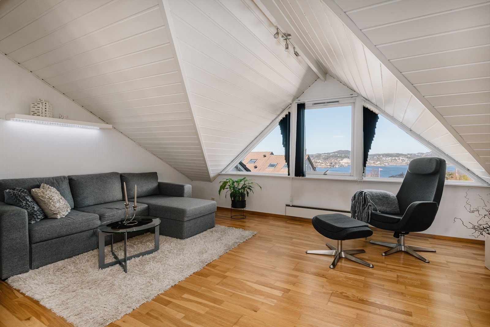 Loftstue. Galleribilde