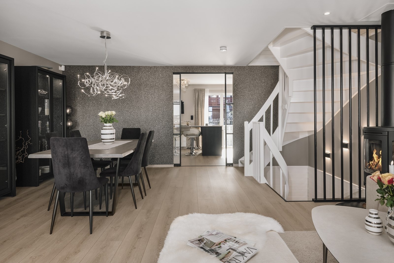 God plass til å samle familie og venner. Super plassering ved kjøkkenet gjør det enkelt med servering. Galleribilde