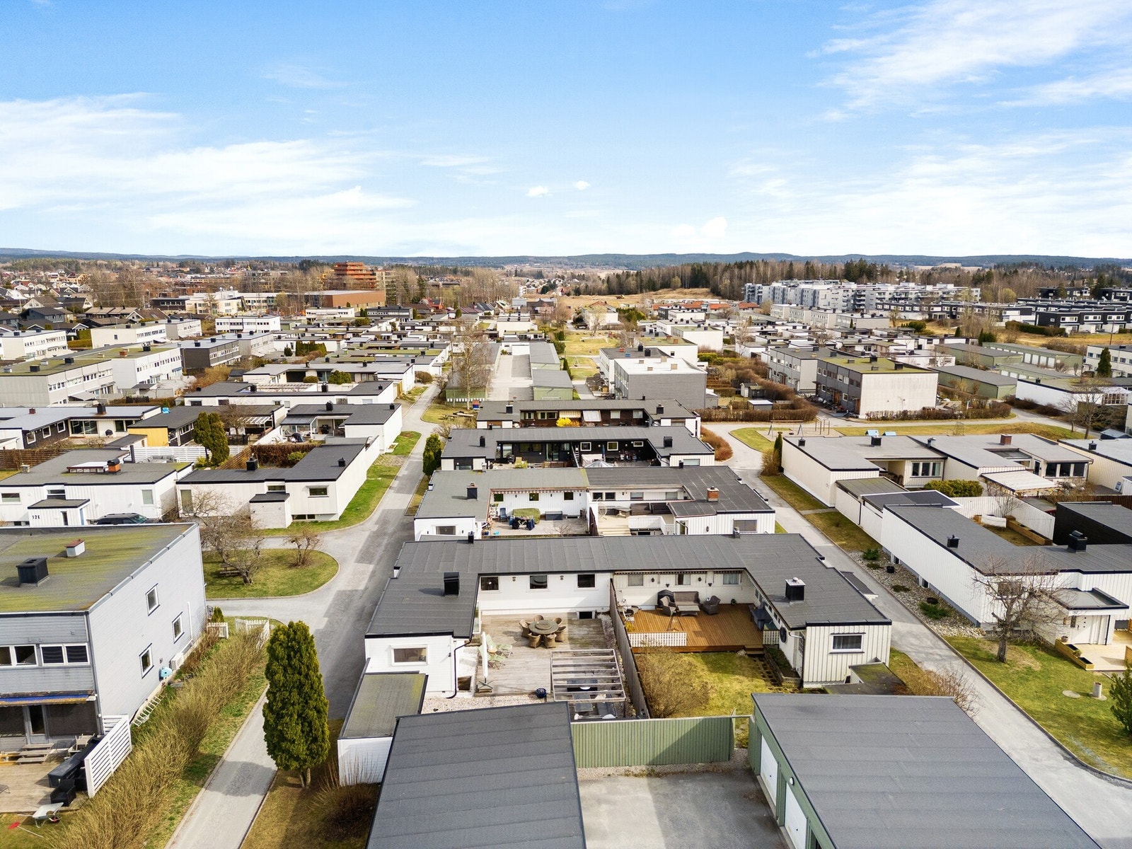 Eiendommen er beliggende i et meget populært og barnevennlig boligområde på Nordre Finstad med få minutters gange til skoler, barnehager, Ski sentrum og butikker. Like utenfor døren har du lekeplasser, akebakke og marka med fine tur- og rekreasjonsmulighe Galleribilde