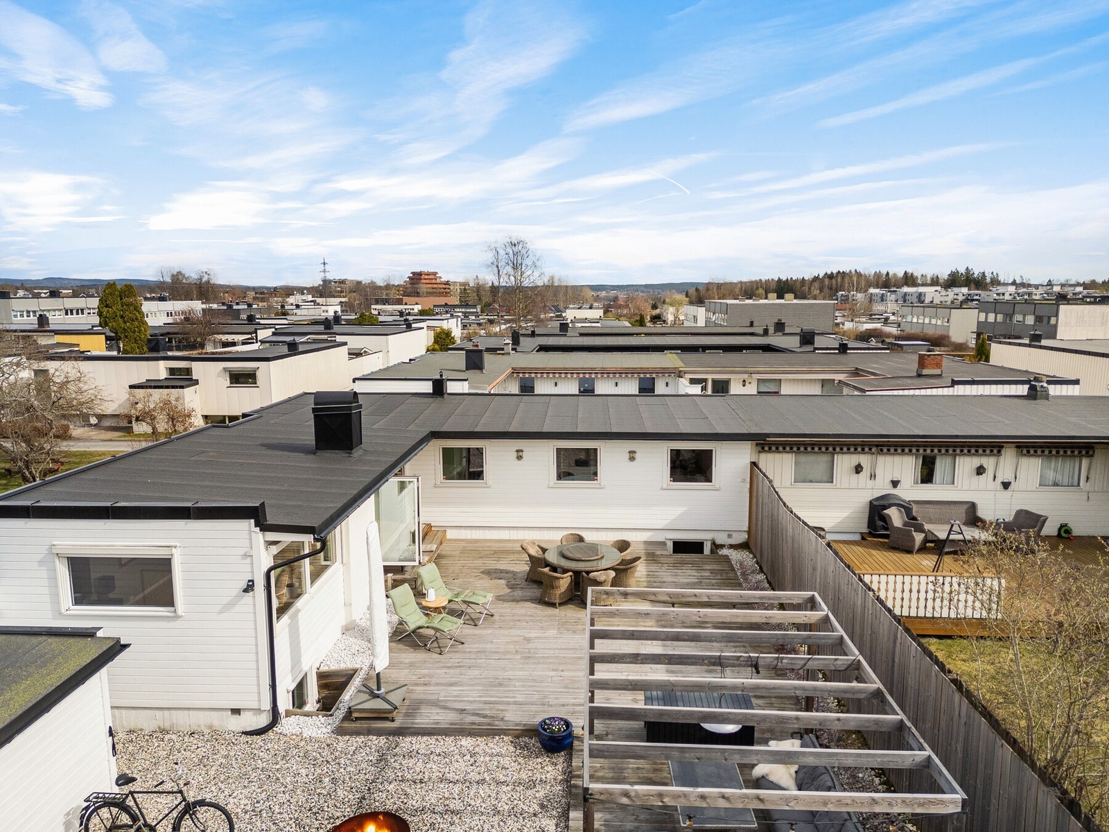 er bor du i et etablert og barnevennlig boligmiljø med kort vei til skole, barnehage og marka, samtidig som Ski sentrum og Follobanen er innenfor behagelig rekkevidde. Galleribilde