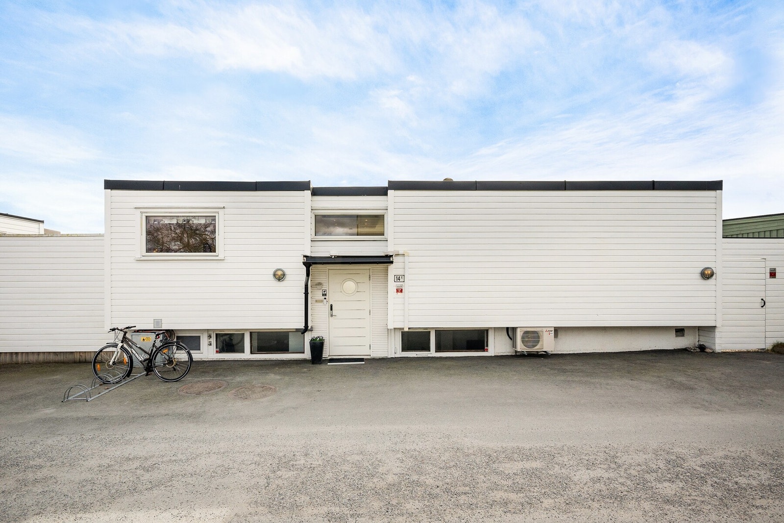 Lyst og innholdsrikt atriumhus med vakre uteområder, og skjermet markterrasse med direkte adgang til garasje. Galleribilde
