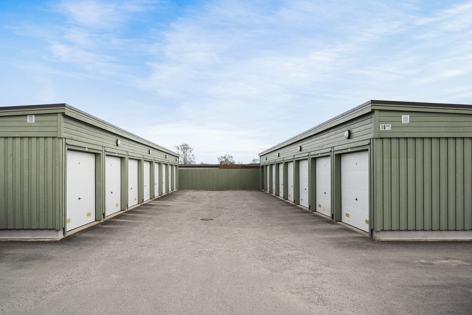 Parkering i felles garasjerekke med elbil lader. Gjesteparkering etter områdets bestemmelser. Galleribilde