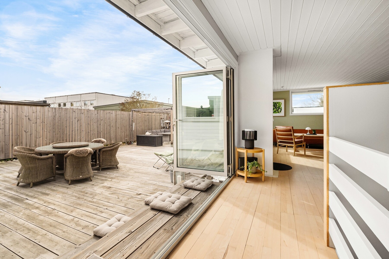 Fra stuen er det direkte utgang via stor foldedør til en markterrasse med god plass til utemøbler og lek - perfekt for varme sommerkvelder og rolige helgemorgener. Galleribilde
