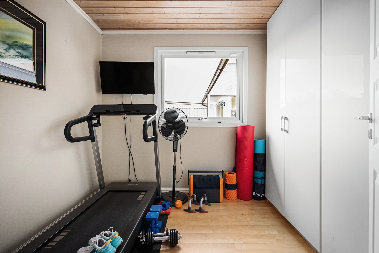 Det tredje soverommet er lyst og lett å møblere, og egner seg godt som barnerom eller hobbyrom. Her er det plass til både oppbevaring og aktivitetsflate, og som resten av boligen fremstår rommet med et rolig og nøytralt uttrykk. Galleribilde