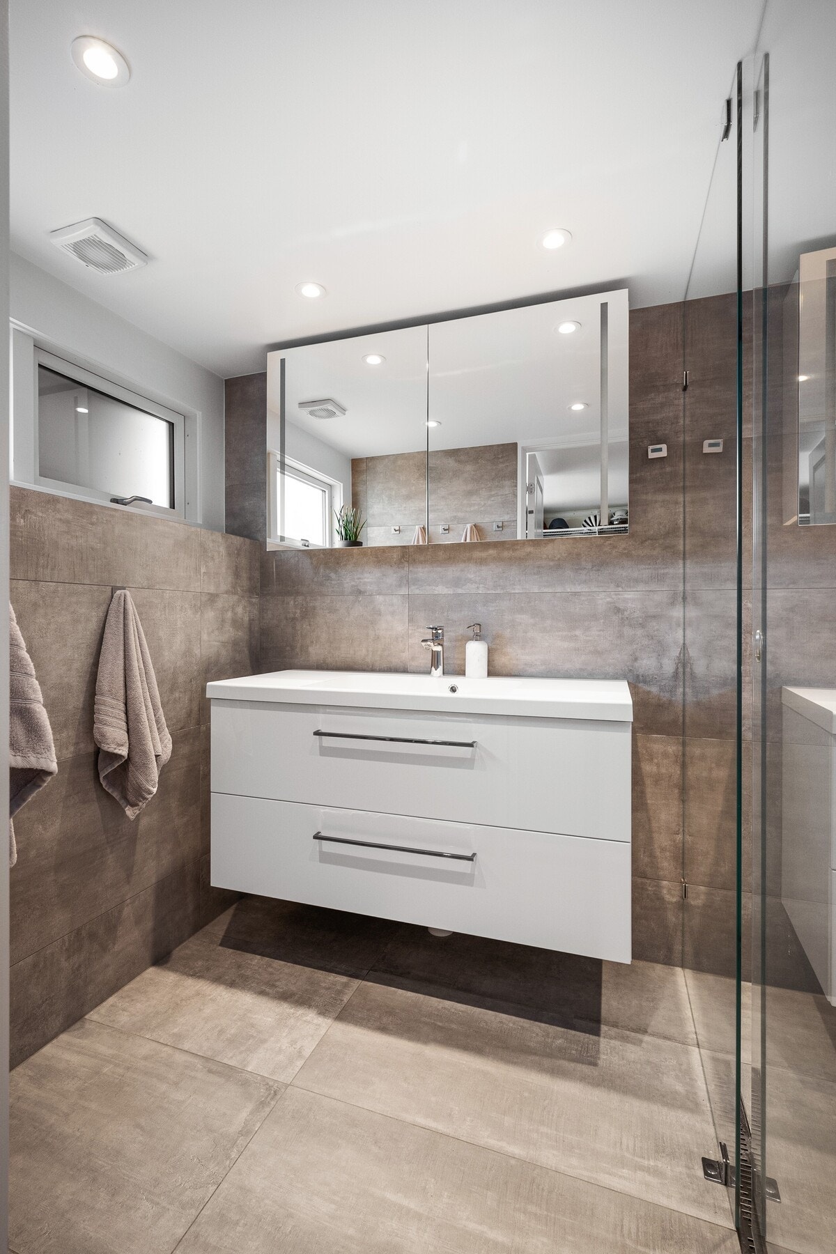 Badet fungerer godt som et ekstra baderom for underetasjen, og gir fleksibilitet for både familie og gjester. Galleribilde