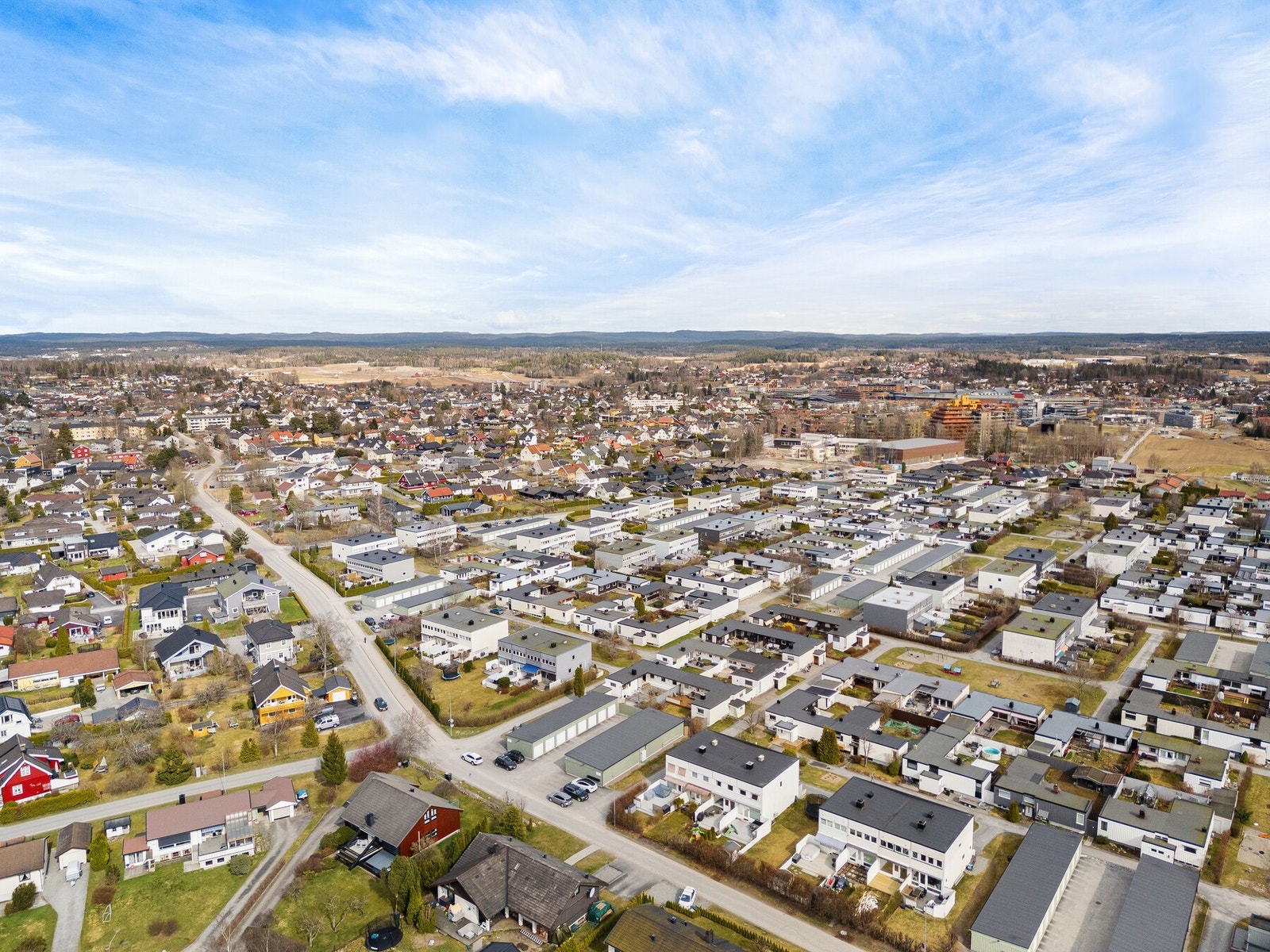 Ski er regionssenteret i Follo. Det bor ca.120 000 mennesker i hele Follo som gjør at tilbudene er mange og varierte. I Ski sentrum finner man foruten Ski Storsenter, flere offentlige kontorer og en rekke butikker og servicetilbud. Dette gjør Ski til et a Galleribilde