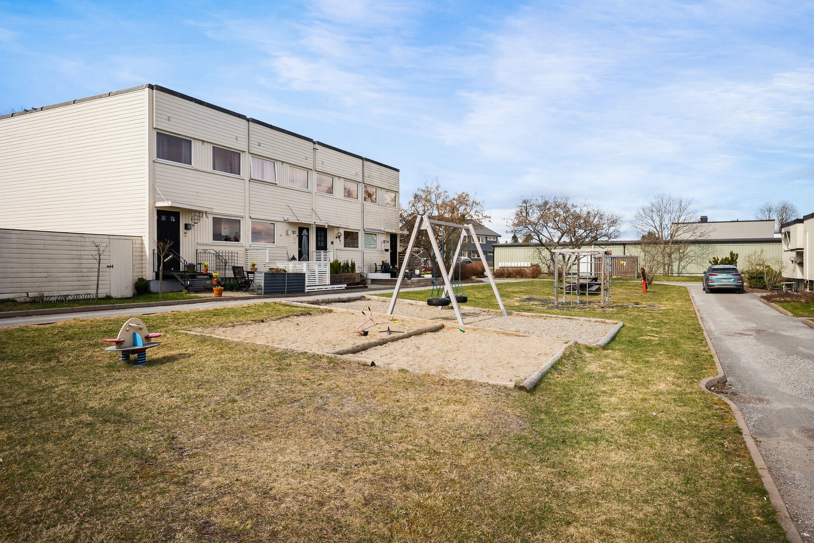 Her er man medlem av Grendelaget Nordre Finstad I. De har ansvaret for drift og vedlikehold av garasjeanleggene, brøyting, plenklipping, belysning, lekeplasser og produktavtale med Telenor. Galleribilde