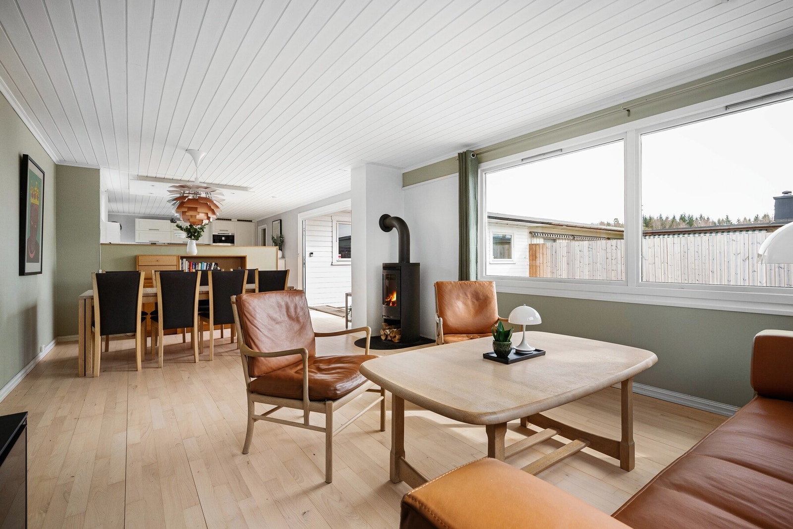 Her er det plass til både sofagruppe og spisebord. Galleribilde