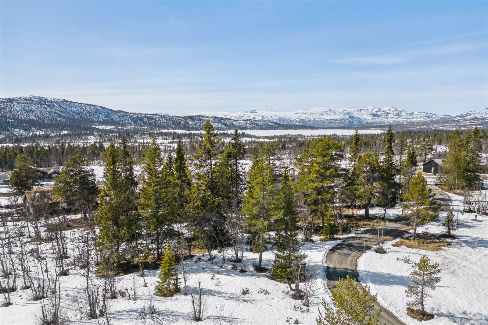 Fritidstomten ligger på ca. 910 moh, og her har man gode solforhold gjennom hele dagen. Galleribilde