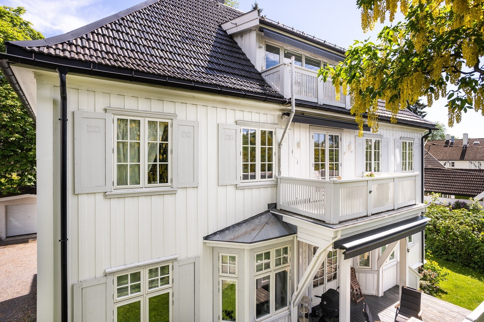 Leiligheten ligger i 2. etasje og har vinduer fra 2018 på alle fire sider. Sameiet er veldrevet og består av 3 seksjoner. Galleribilde