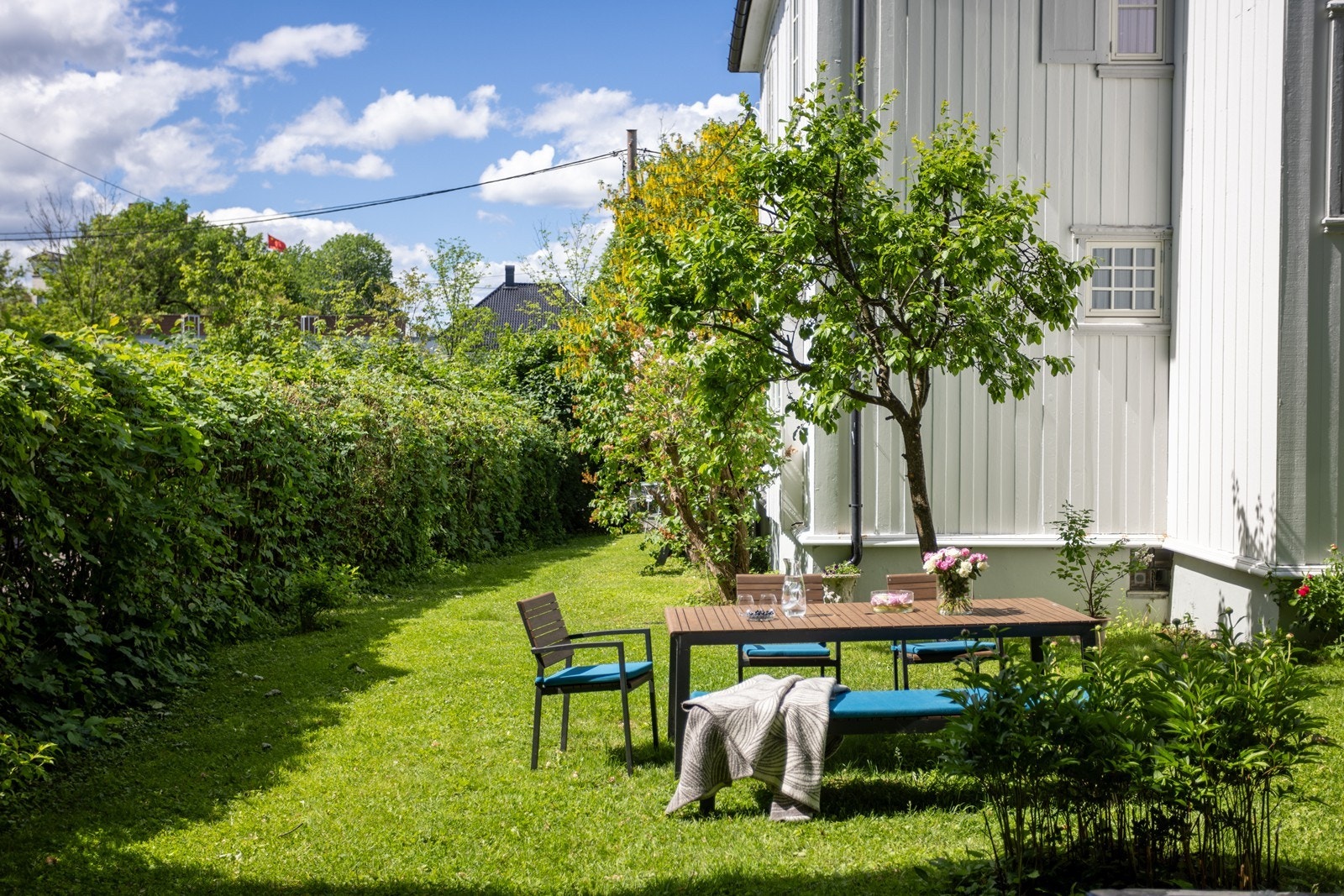 Hagen er et perfekt sted for både sosiale sammenkomster, barnelek og rolige stunder. Dagens eiere beskriver det som å bo i en grønn oase, med store trær og hekker på alle sider. Galleribilde