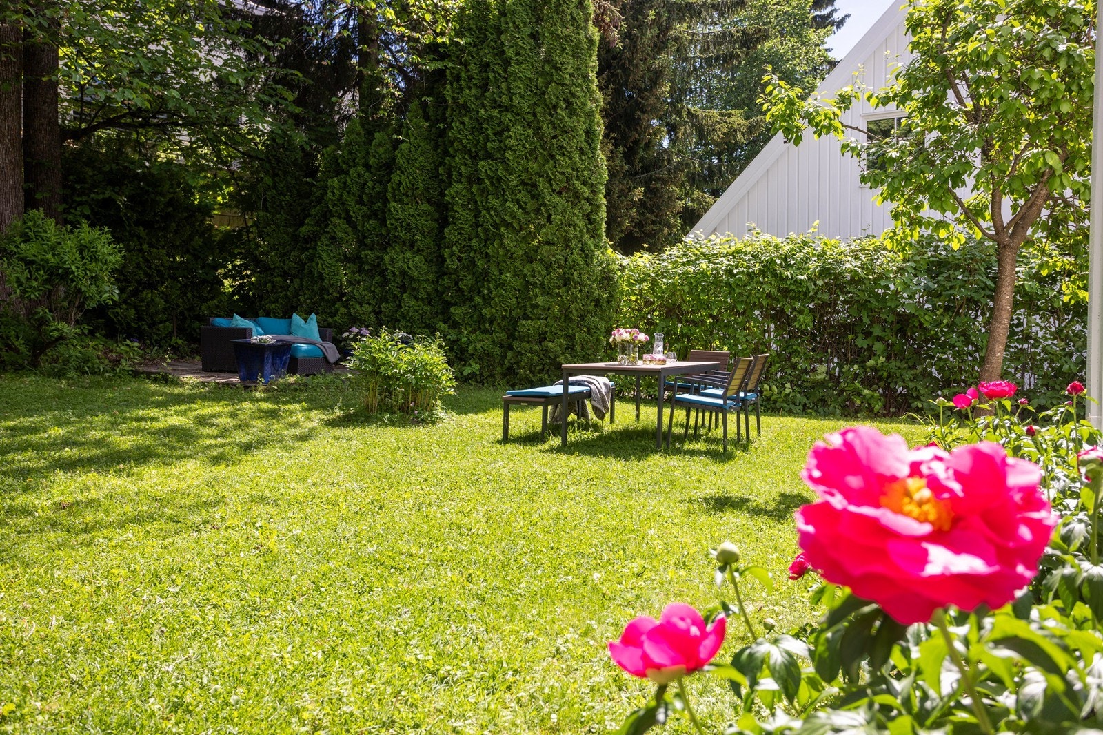 Her bor du i omkranset av grønne omgivelser, men samtidig svært sentralt med umiddelbar nærhet til både t-bane, barnehager og skoler. Galleribilde