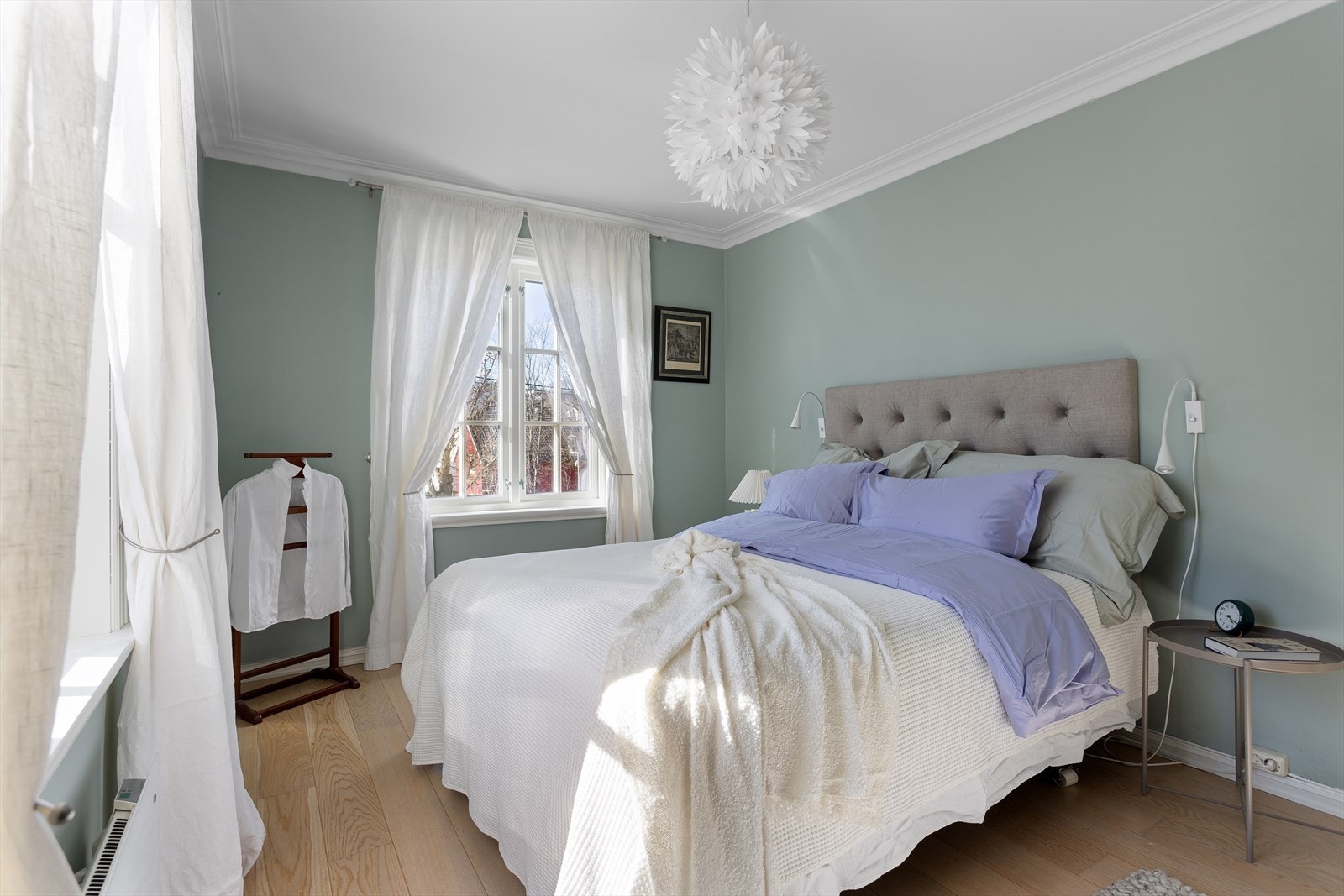 Leiligheten har to fine soverom, hvorav hovedsoverommet er av god størrelse med plass til stor dobbeltseng med nattbord på hver side. Galleribilde