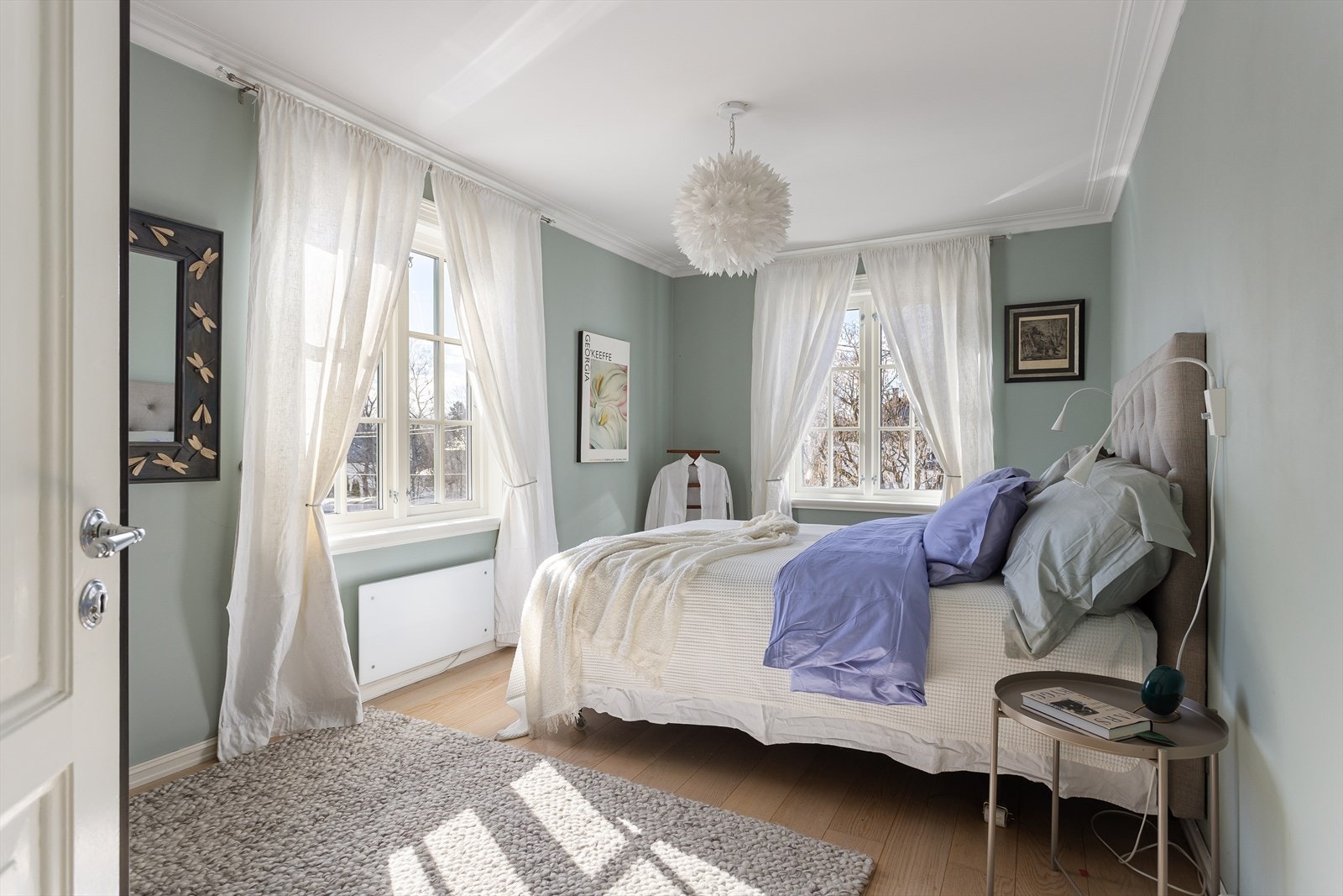 Hovedsoverommet er lyst og luftig. God oppbevaringsplass i stort garderobeskap. Galleribilde