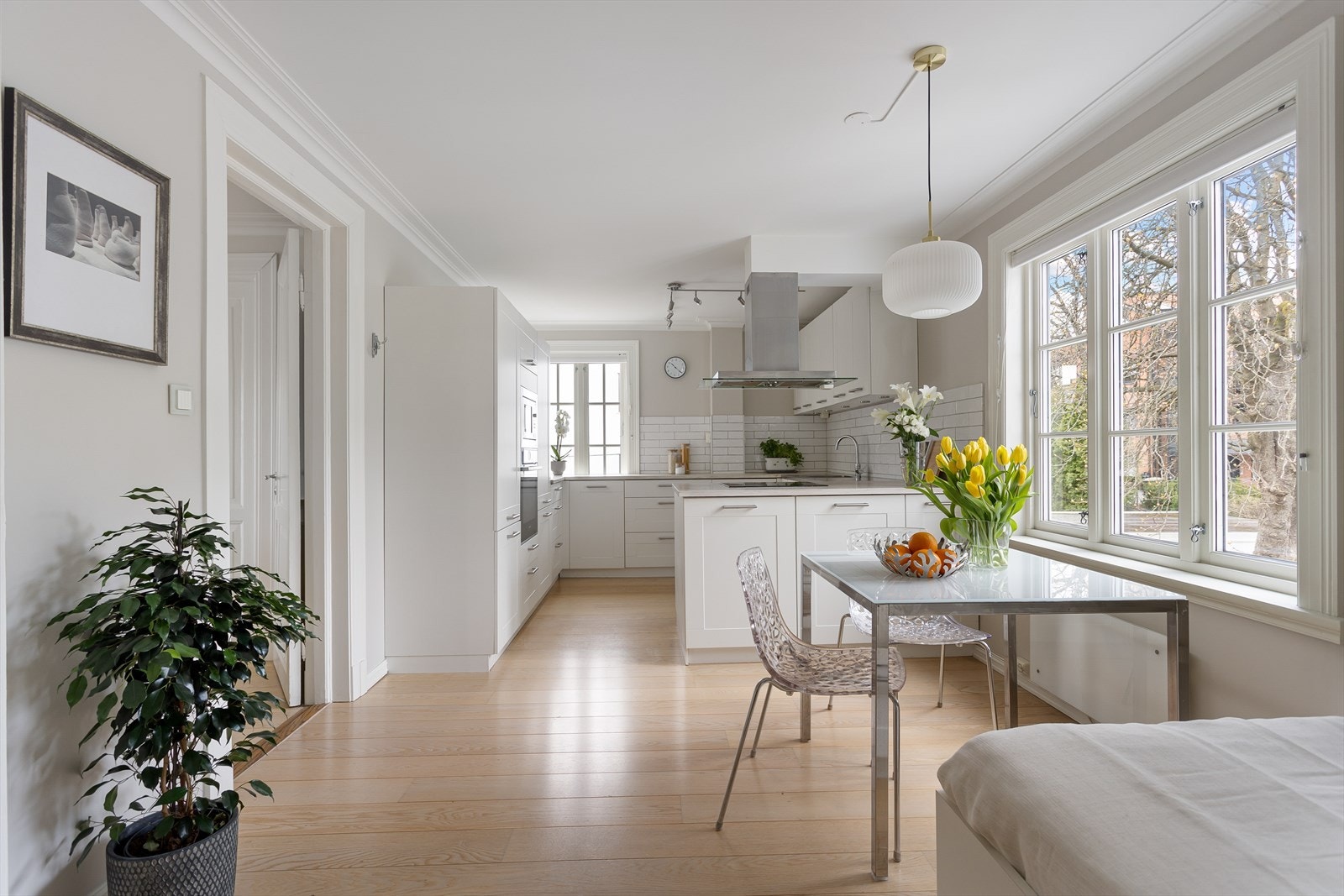 Kjøkkenet er et sosialt allrom med spiseplass, rikelig med benkeplass og godt med lagring. Galleribilde