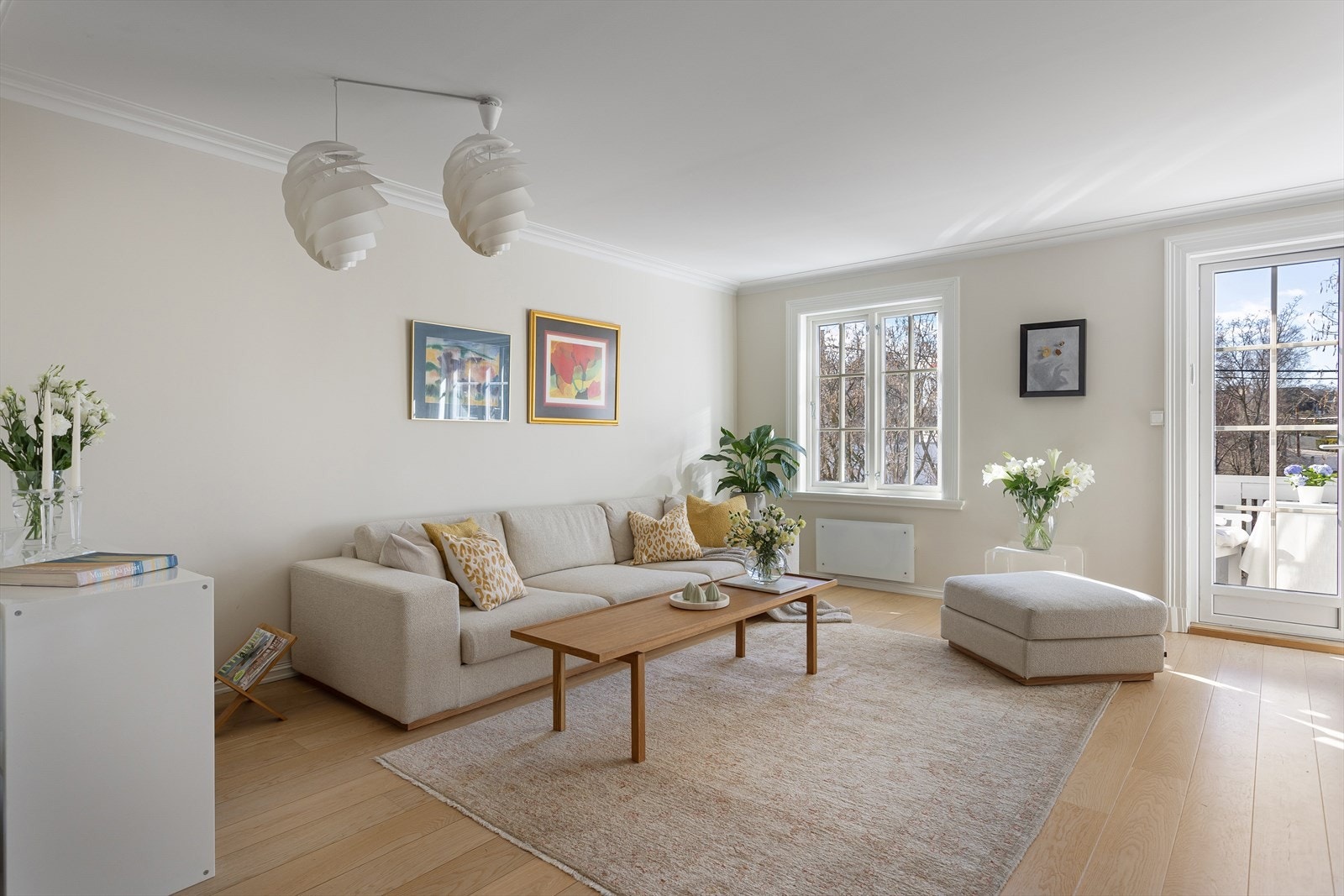 Stuen har en takhøyde på 2,44 meter. Rommet kan enkelt møbleres etter eget ønske og behov. Galleribilde