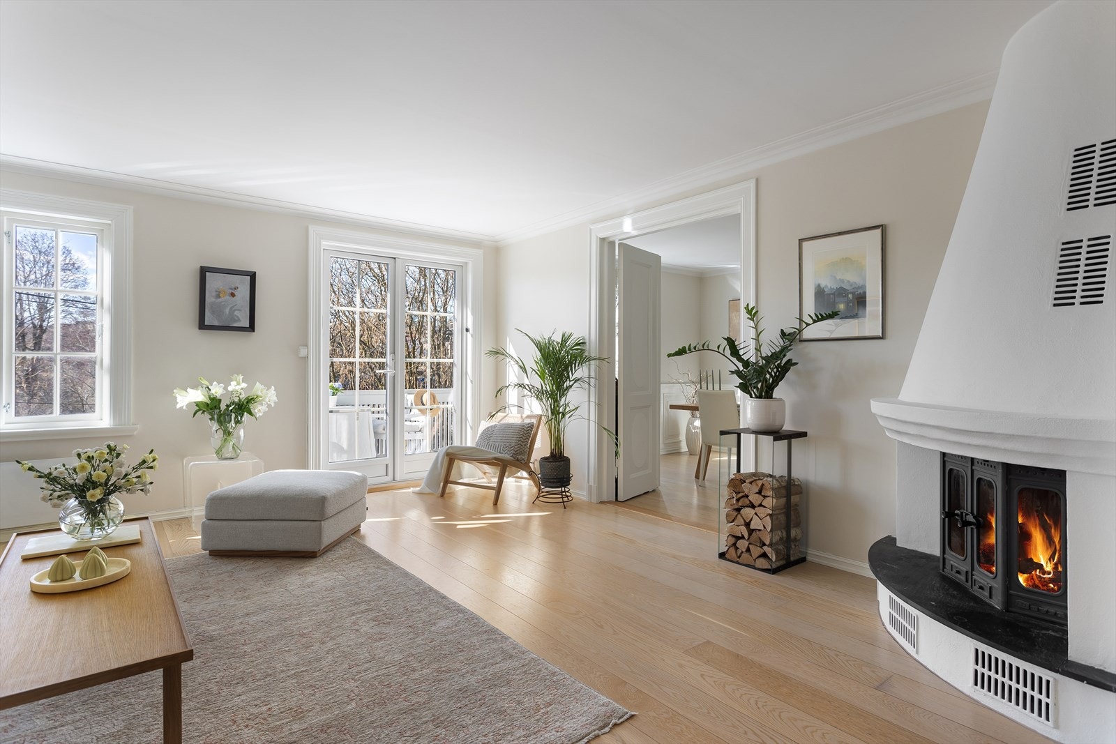 Leiligheten har vinduer langs fire sider. Vinduene ble byttet i 2018 til tolags varme- og lyddempende vinduer fra Gilje. Galleribilde