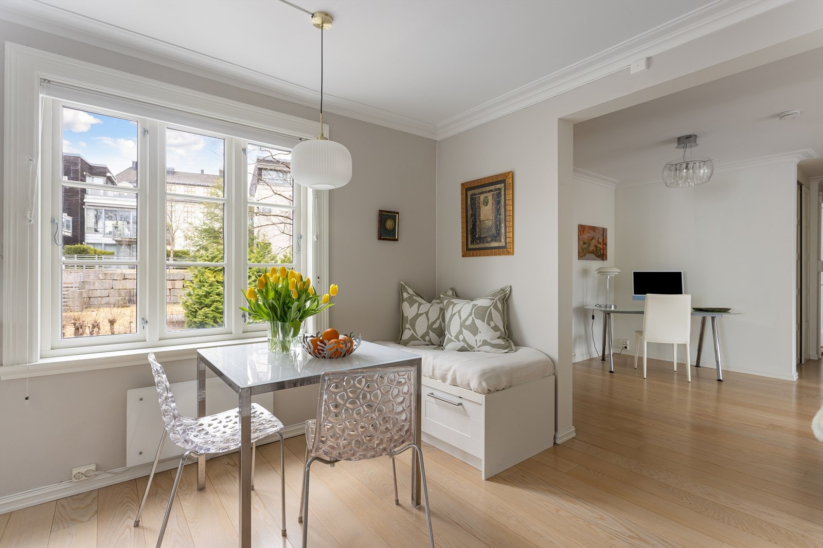 Morgenkaffen kan nytes ved spiseplassen på kjøkkenet hvor det er morgensol. Galleribilde