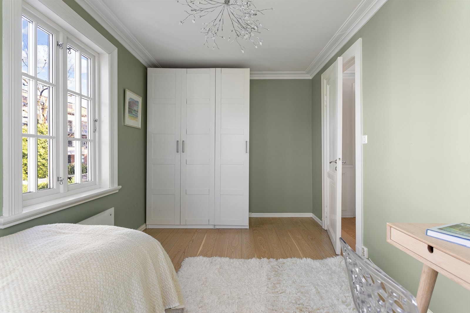 Soverom nummer to er meget romslig og lyst. Garderobeskap med god lagringsplass. Galleribilde