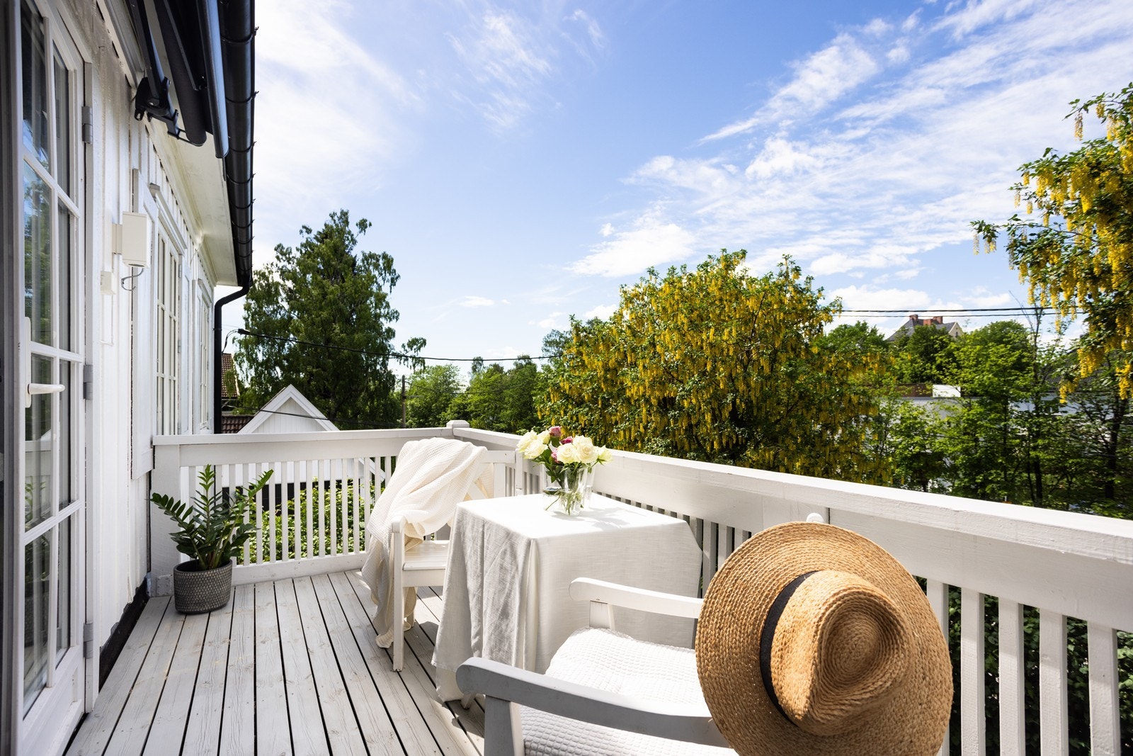 Fra stuen er det utgang til vestvendt balkong på ca. 7 m². Balkongen har elektrisk markise, strømuttak og utelys. Galleribilde