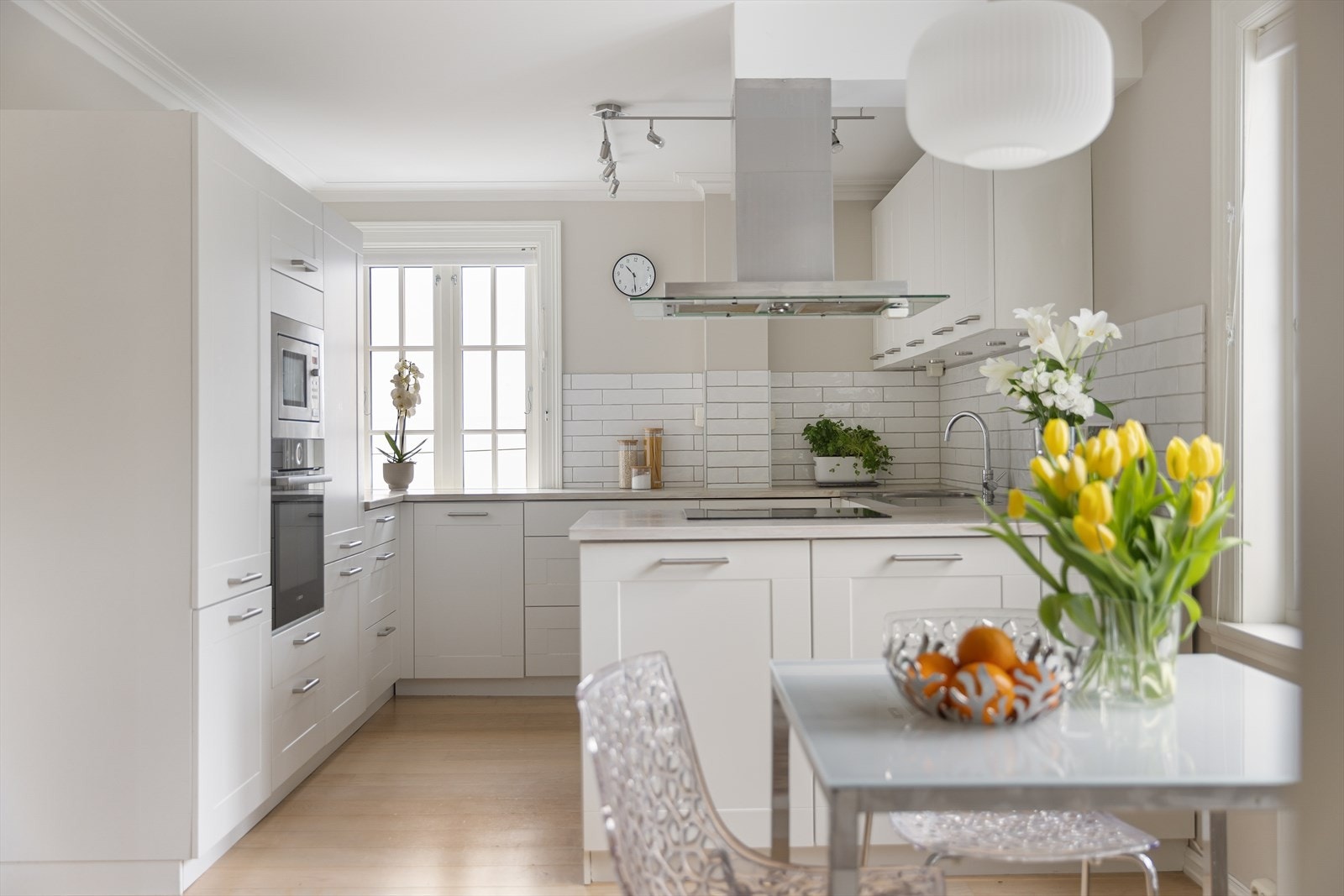 Kjøkkeninnredningen er fra Kvik med heltre benkeplate, profilerte fronter, overskap med benkebelysning og fliser over benk. Galleribilde