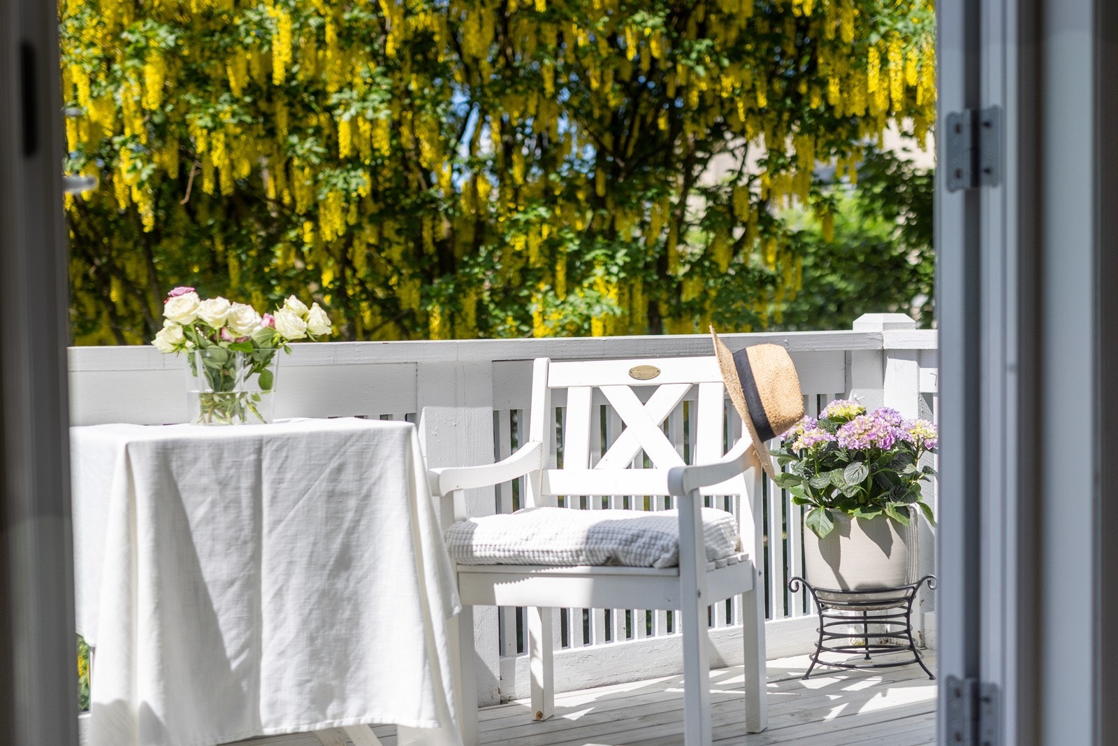 Villaen er omkranset av en frodig hage, og har utgang til solrik balkong på 7 kvm. Galleribilde