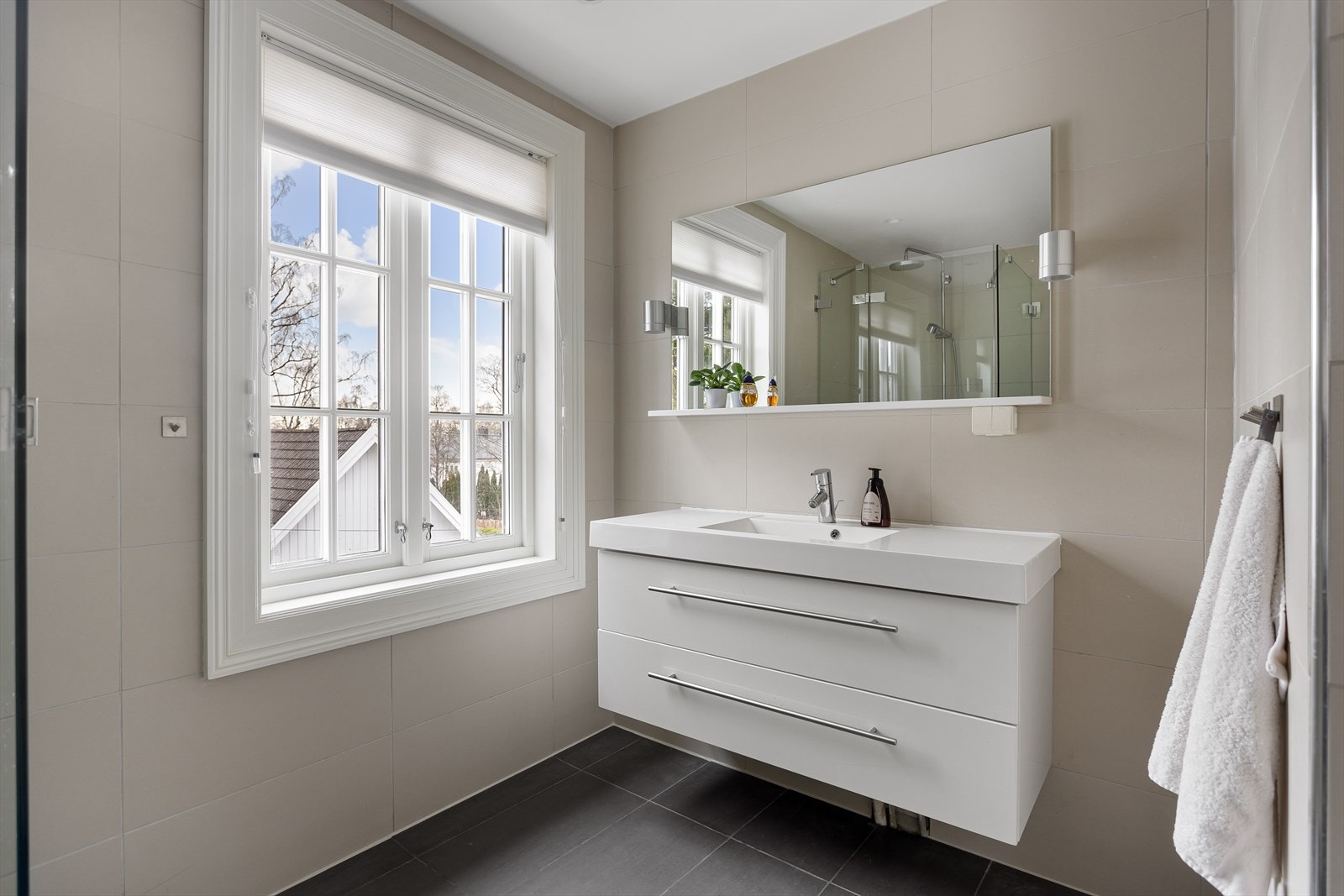 Varmekabler i gulv og mekanisk avtrekk. Badet har to vinduer. Galleribilde