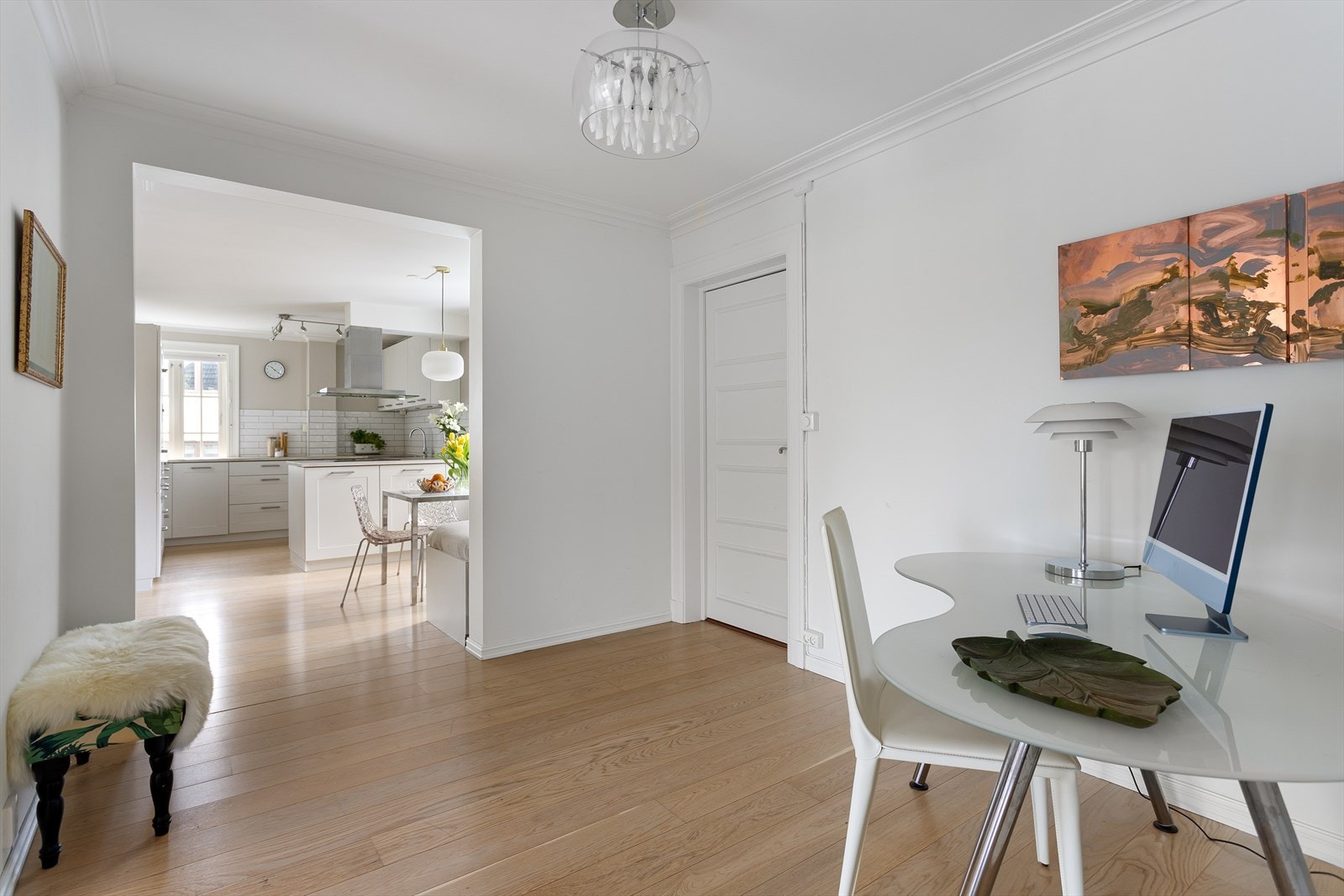 Boligen disponerer også kjellerbod på ca. 13 m² og garasje på ca. 18 m². Det er felles vaskeområde i kjelleren med tildelt plass til private vaskemaskiner. Galleribilde