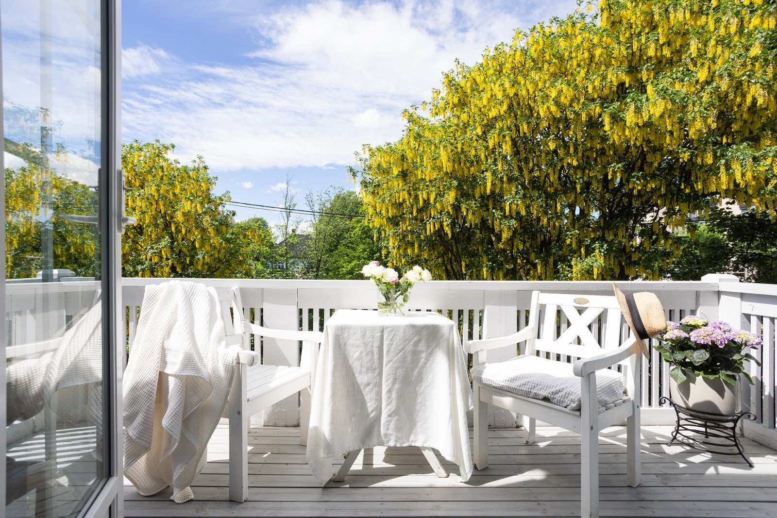 Balkongen er en herlig plass med ettermiddags- og kveldssol. Galleribilde
