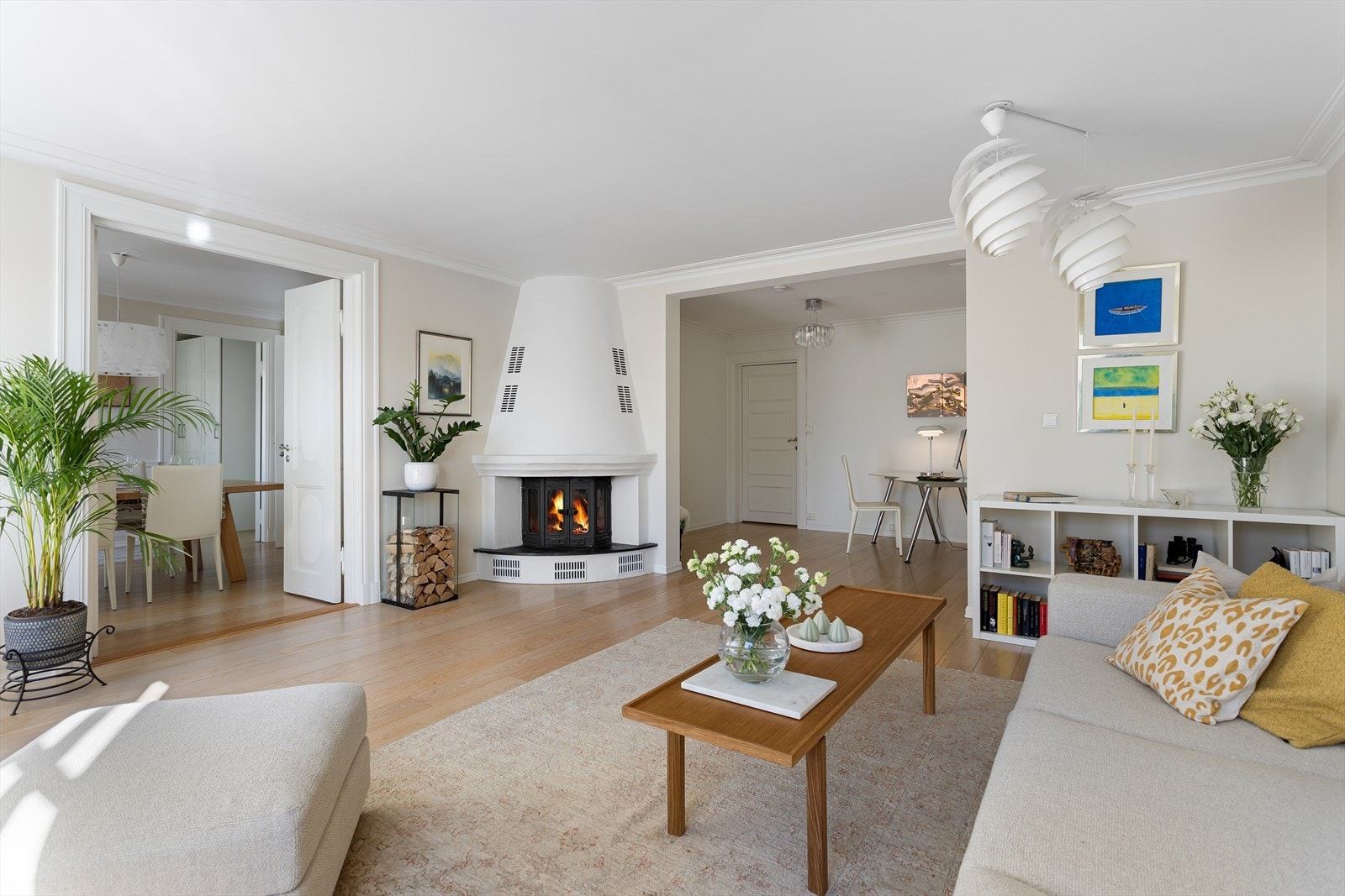 Åpen peis i stuen gir både varme og stemning på kalde vinterkvelder. Galleribilde