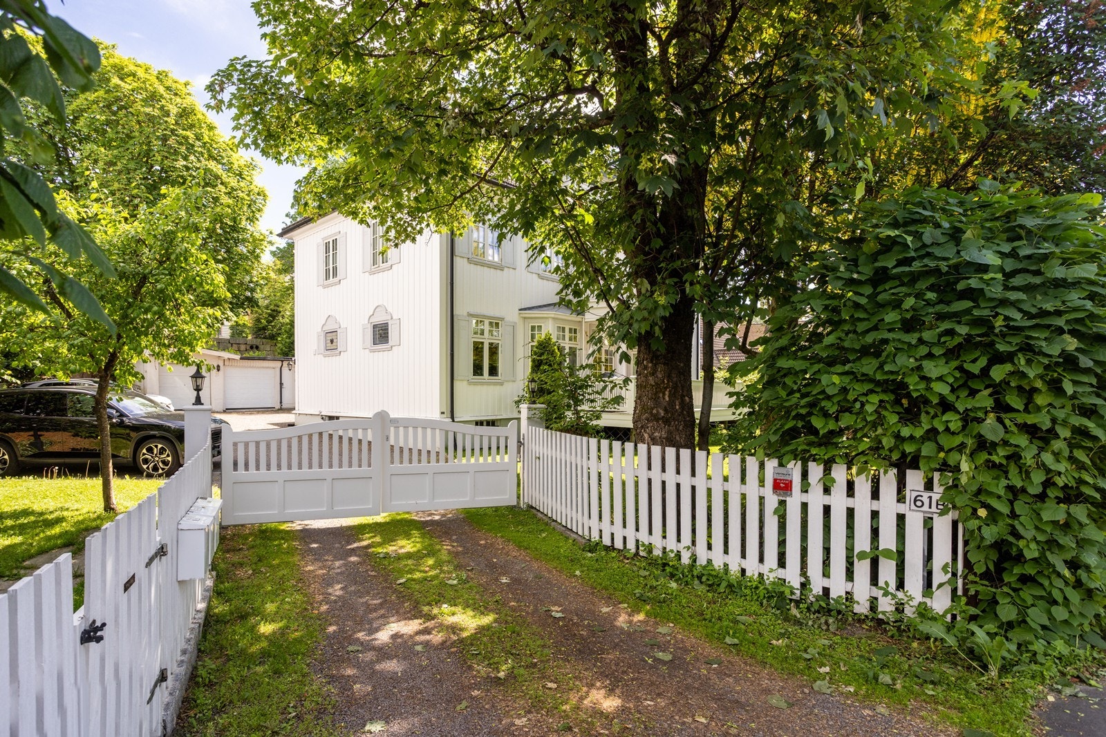 Fjernstyrt automatisk port inn til eiendommen. Vinderen er et av Oslos mest ettertraktede boligområder - en landsby i byen med sitt eget lille sentrum. Her finner du alt du trenger i hverdagen: dagligvarebutikker, apotek, blomsterbutikk, bakeri m.m. Galleribilde