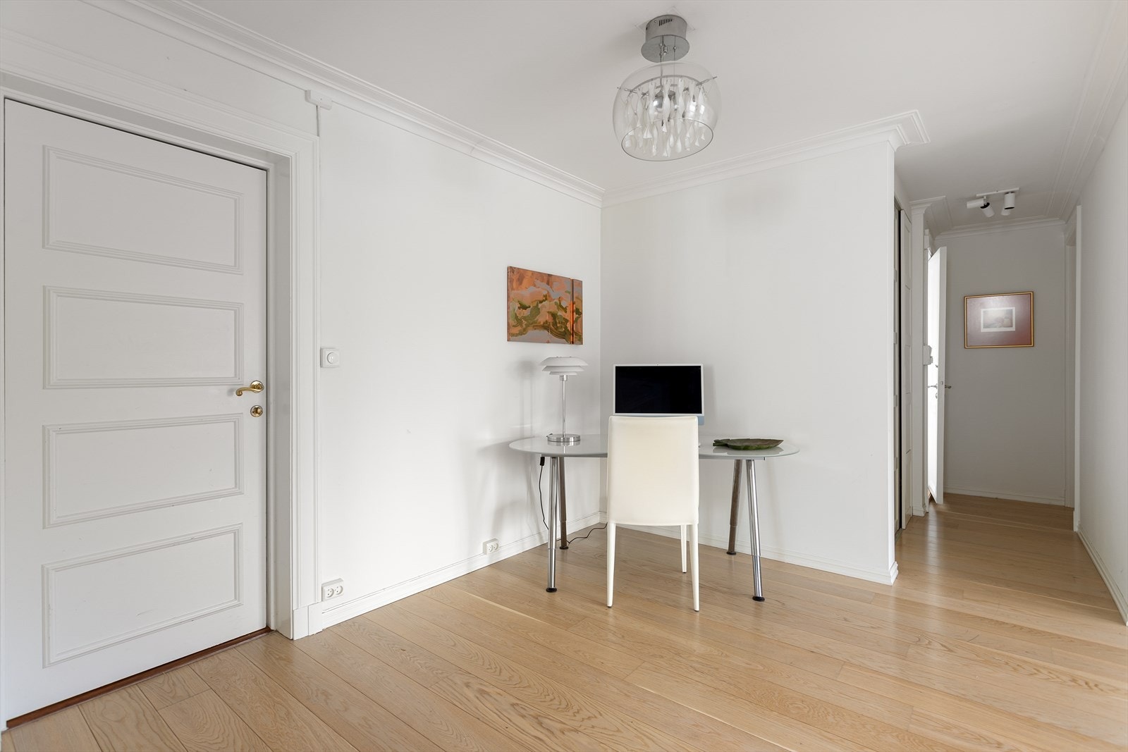 Entreen fremstår som lys og tiltalende. Det er spesialbygget garderobeløsning i gangen for enkel og lett tilgjengelig oppbevaring. Galleribilde