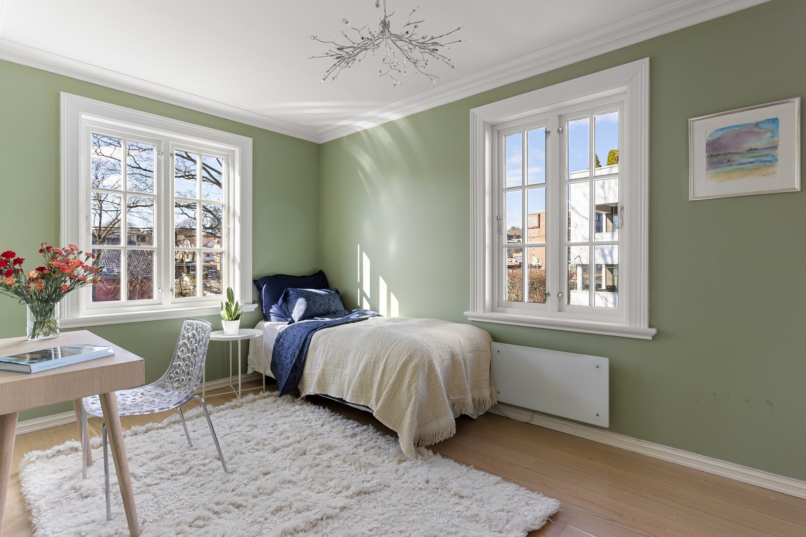 Leilighetens andre soverom har vinduer på to sider. Det er god plass til seng, skrivebord og garderobe. Galleribilde