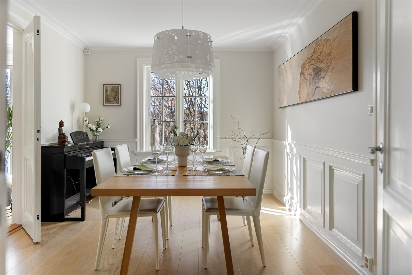 Spisestuen ligger fint plassert mellom stue og kjøkken. Galleribilde