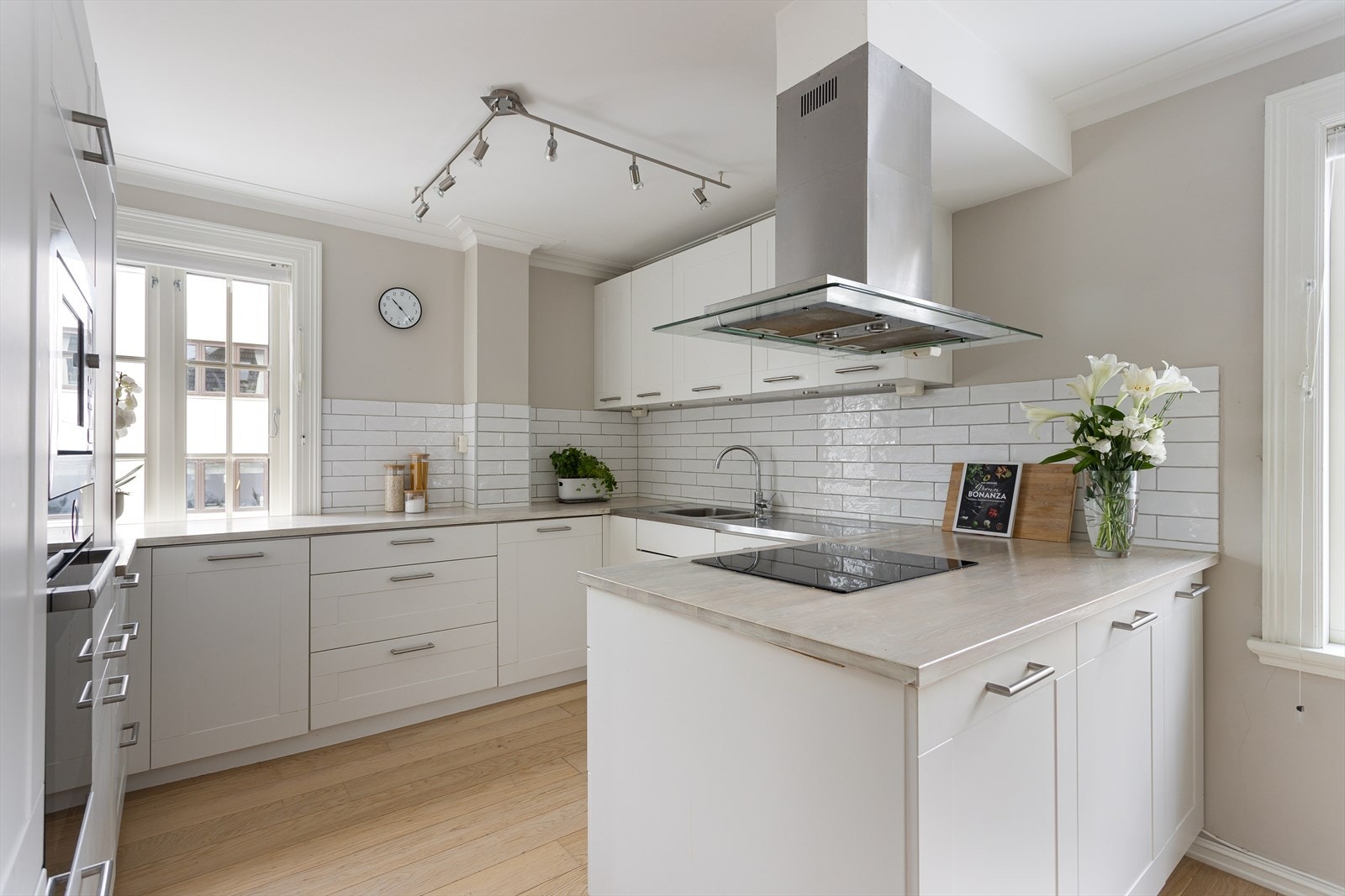 Kjøkkenet er løpende oppgradert og vedlikeholdt med nyere integrerte hvitevarer: Komfyr og koketopp fra 2024, kjøleskap fra 2023, oppvaskmaskin fra 2020, samt mikrobølgeovn. Det er også montert takmontert avtrekksvifte. Galleribilde