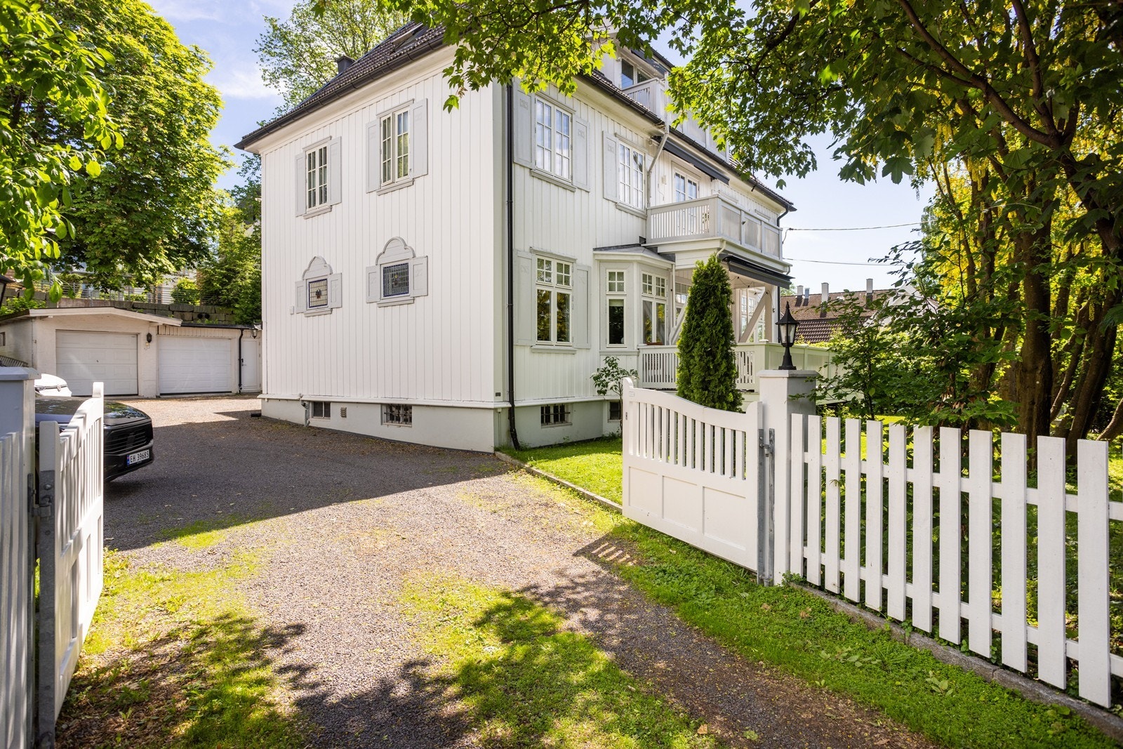 Dette er en lys og sjarmerende 4-roms selveierleilighet i 2. etasje i klassisk villa midt i hjertet av Vinderen. Galleribilde