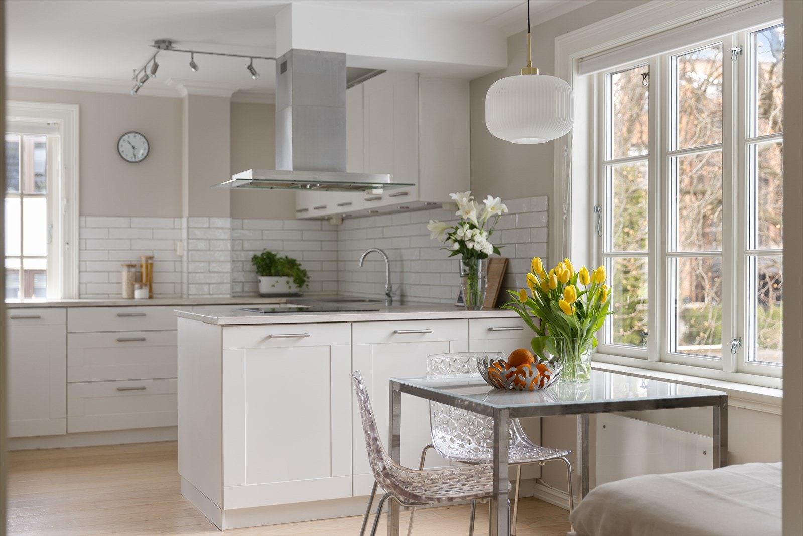 Kjøkkenet, i likhet med de andre oppholdsrommene, har godt med lysinnslipp som gir en nydelig atmosfære. Galleribilde